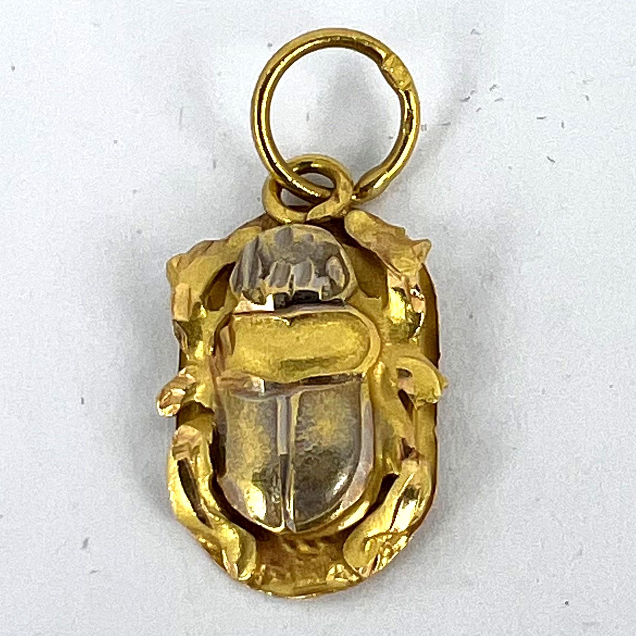 Pendentif breloque scarabée égyptienne en or jaune et blanc 18 carats 8