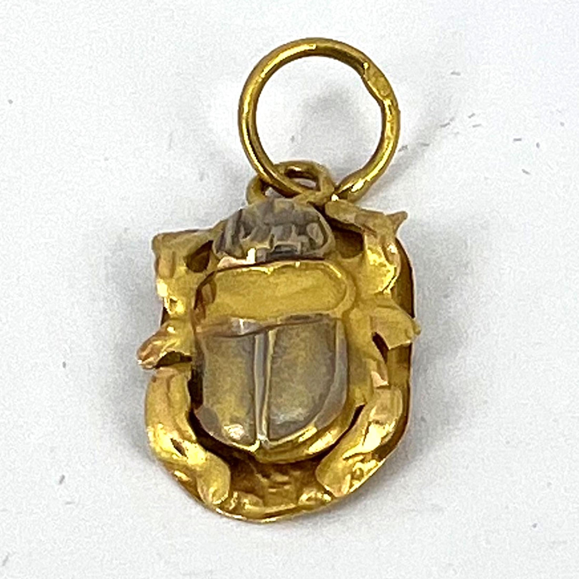 Pendentif breloque scarabée égyptienne en or jaune et blanc 18 carats 9