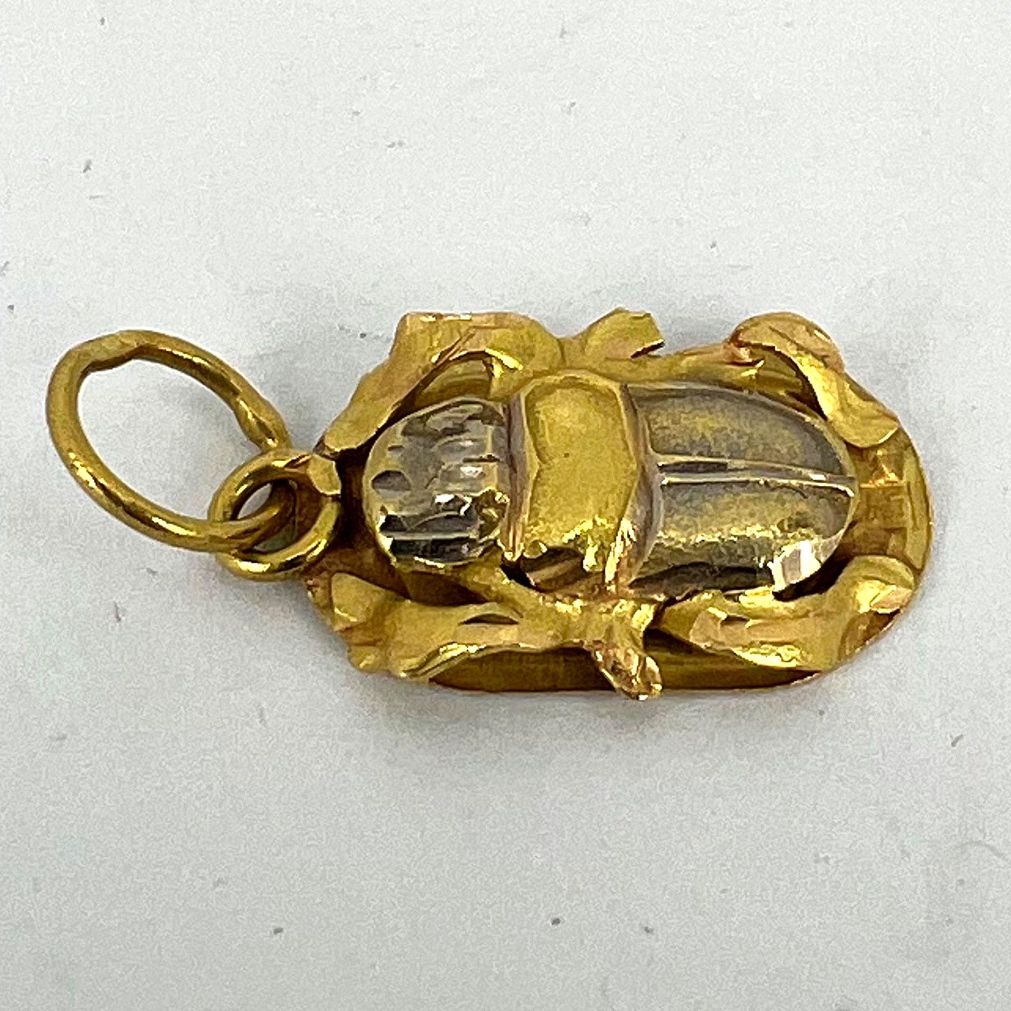 Pendentif breloque scarabée égyptienne en or jaune et blanc 18 carats 10