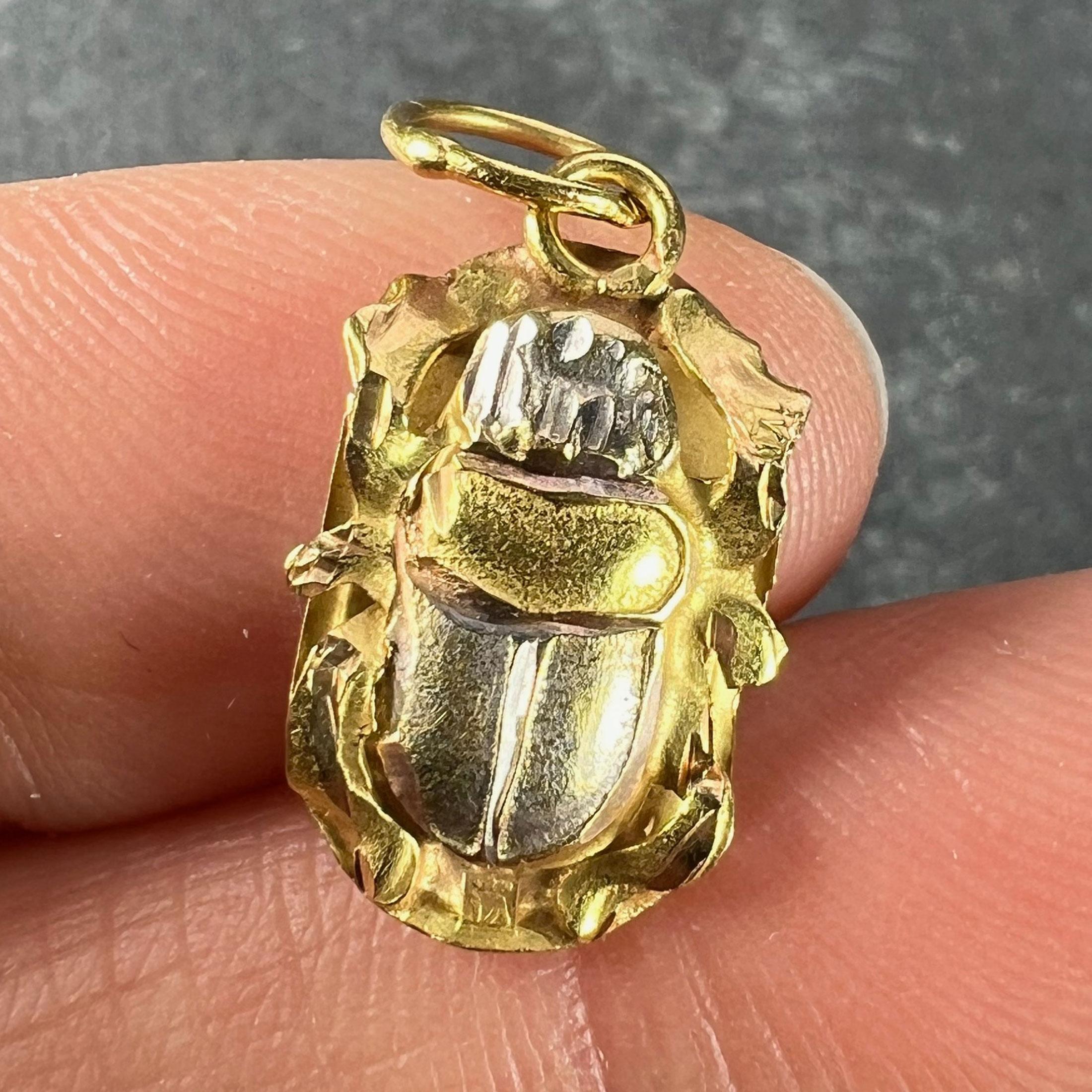Pendentif breloque scarabée égyptienne en or jaune et blanc 18 carats 1