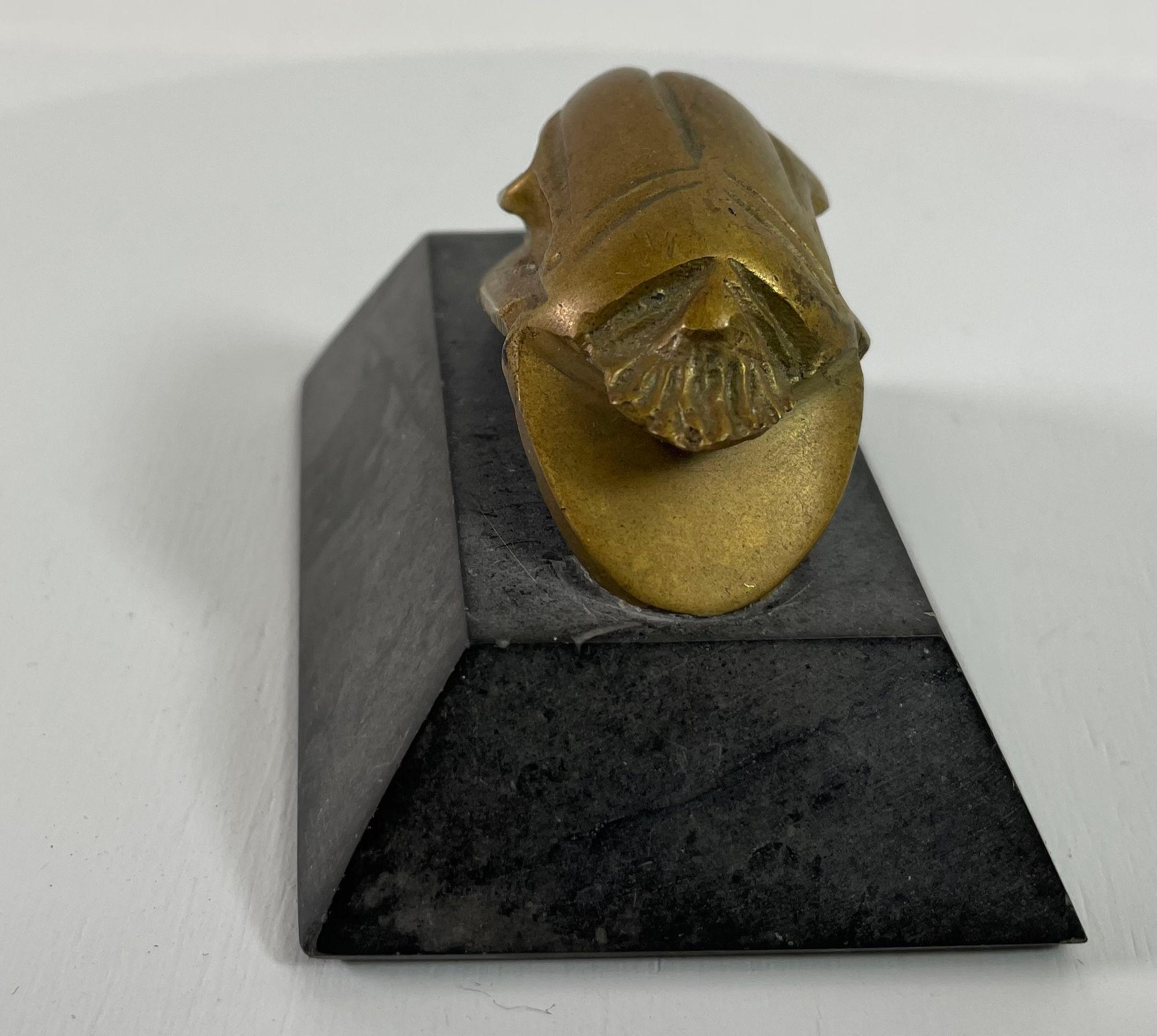 Scarabée égyptien Figurine en laiton sur Stand en pierre noire en vente 9