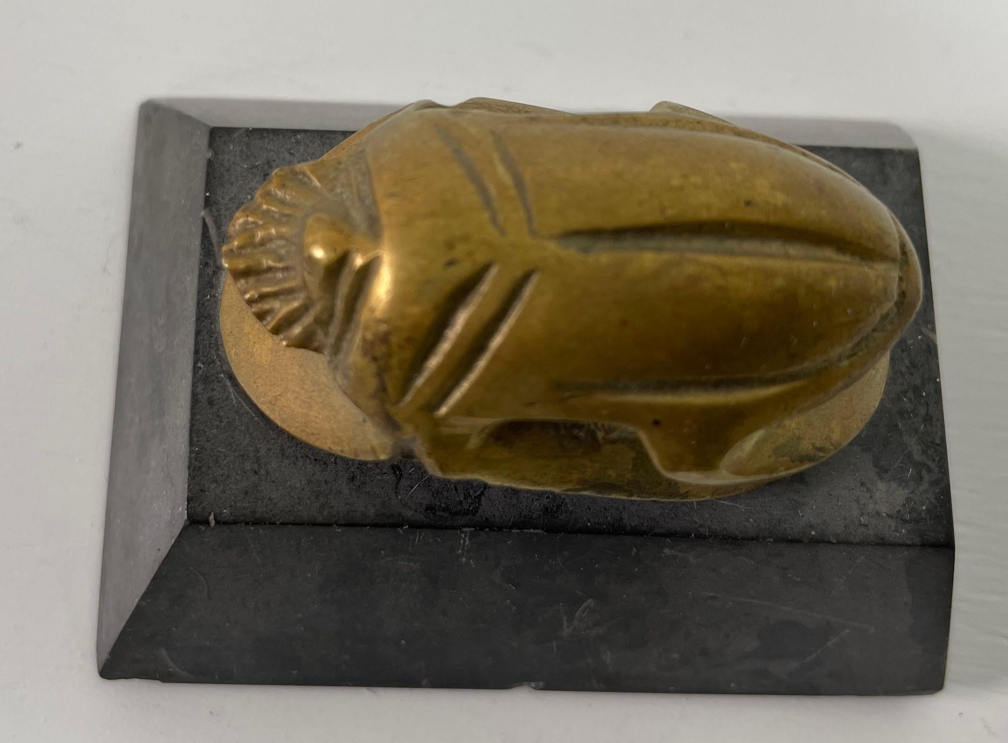 Néo-égyptien Scarabée égyptien Figurine en laiton sur Stand en pierre noire en vente