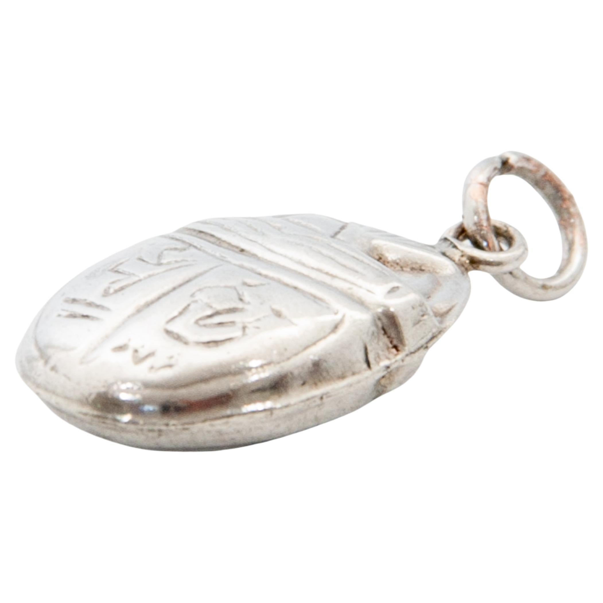 Ägyptisches, gravierter Silber Charm-Anhänger mit Skarabäusmuster 2