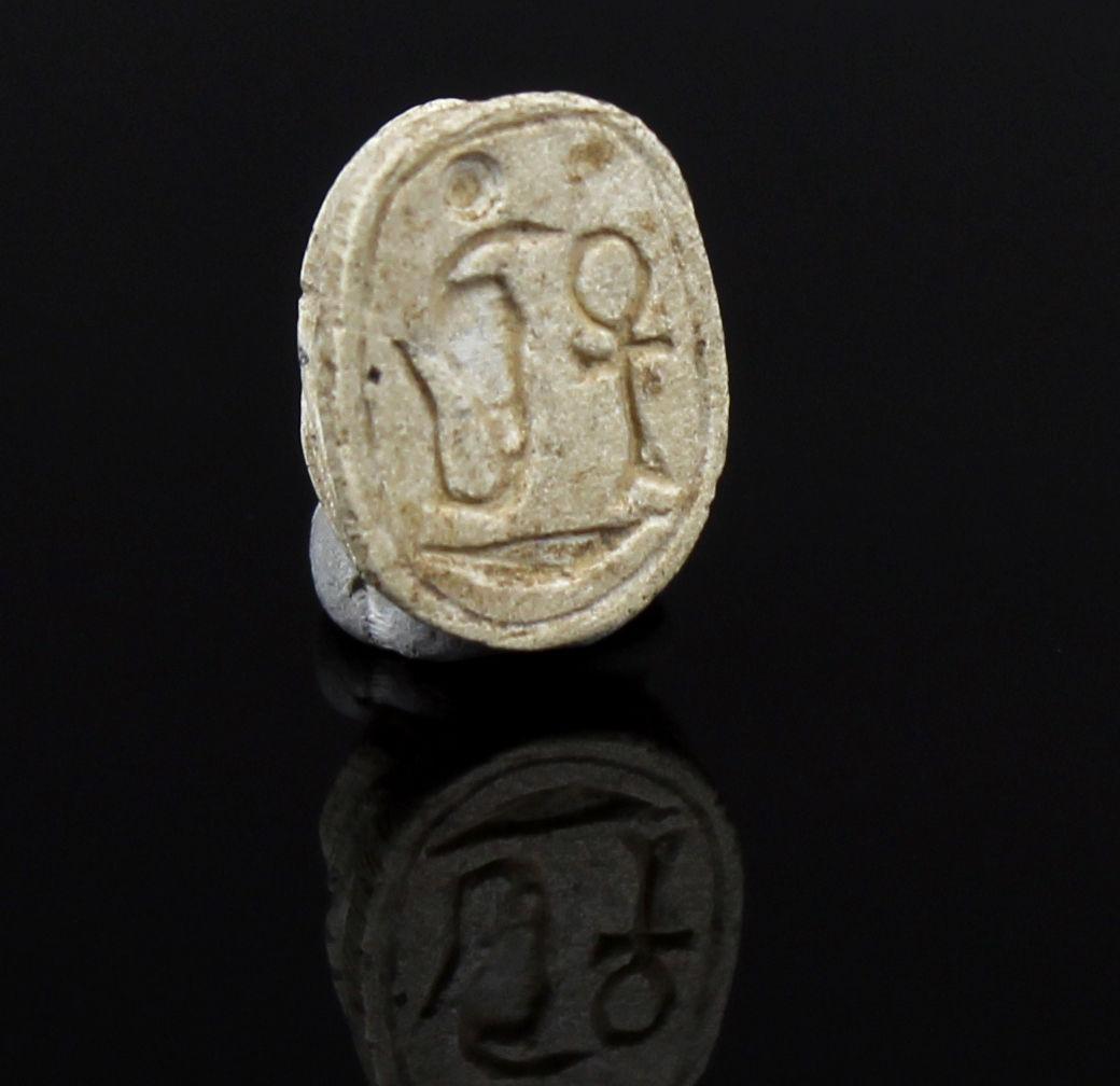 Egyptian scarab with Uraeus, Ankh and neb basket (Amun trigram) In Good Condition For Sale In EL CAMPELLO, ES