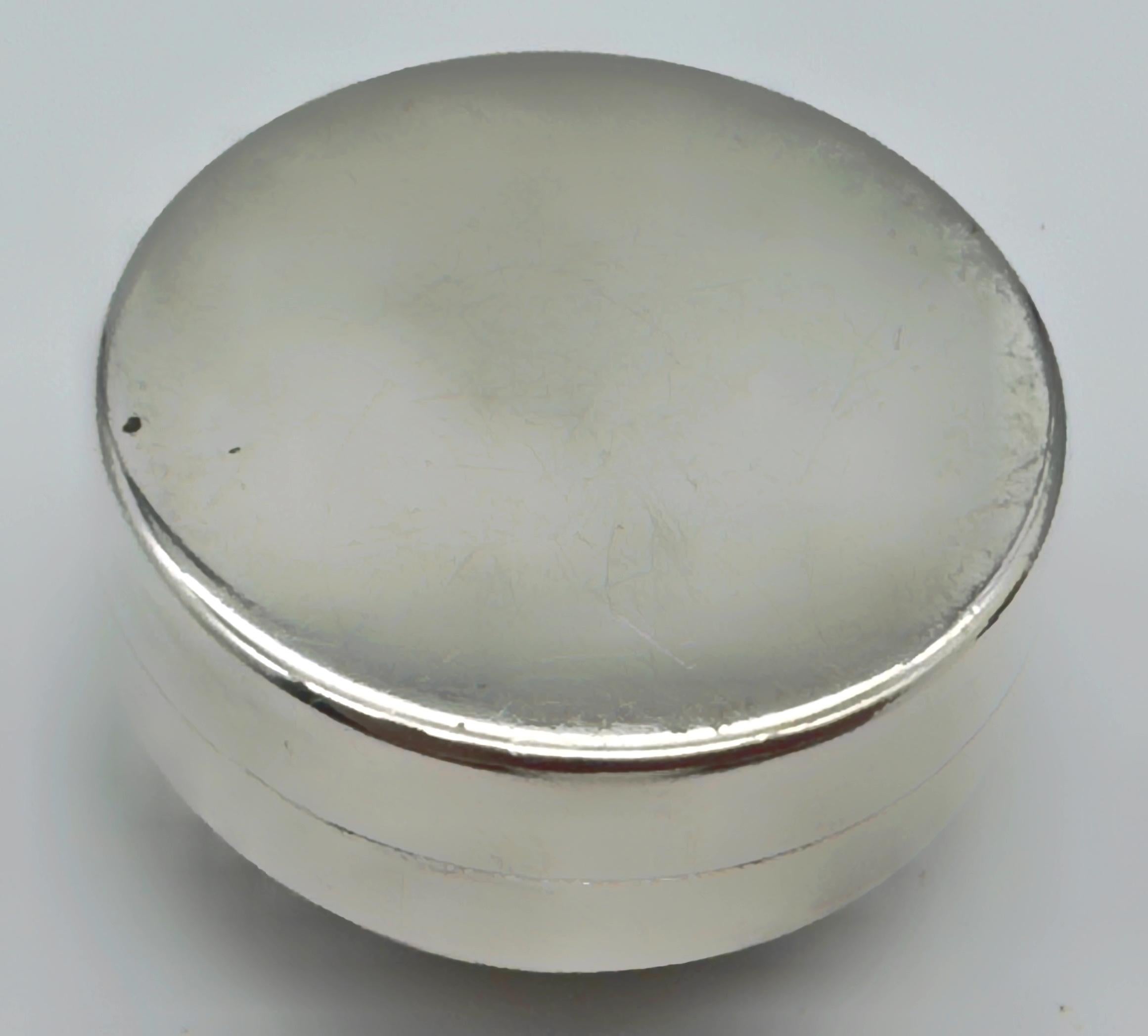 Pillendose mit Skarabäus-Motiv aus ägyptischem Silber und Niello-Emaille, Mitte 20. im Angebot 3