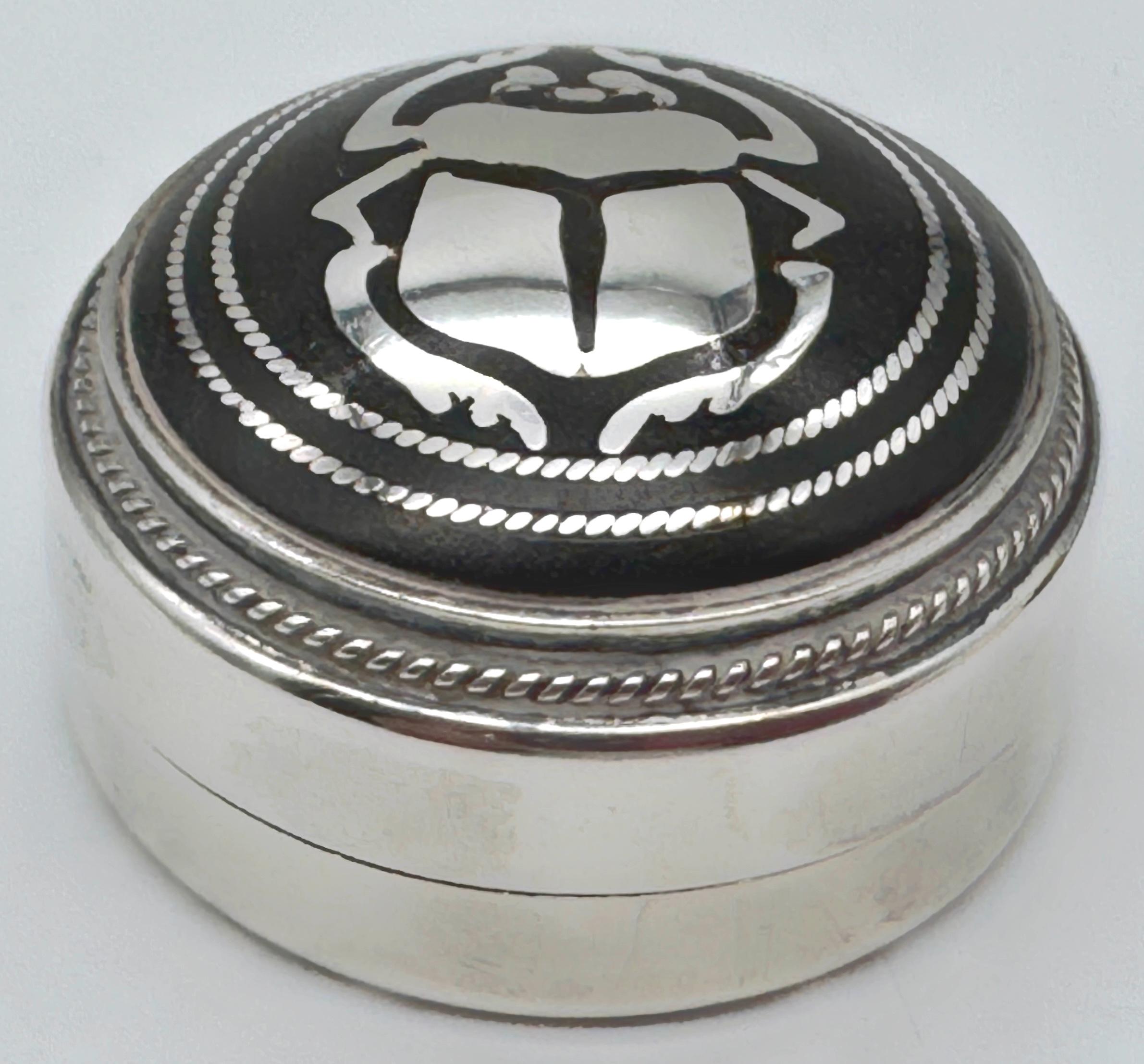 Pillendose mit Skarabäus-Motiv aus ägyptischem Silber und Niello-Emaille, Mitte 20. (Ägyptisch) im Angebot