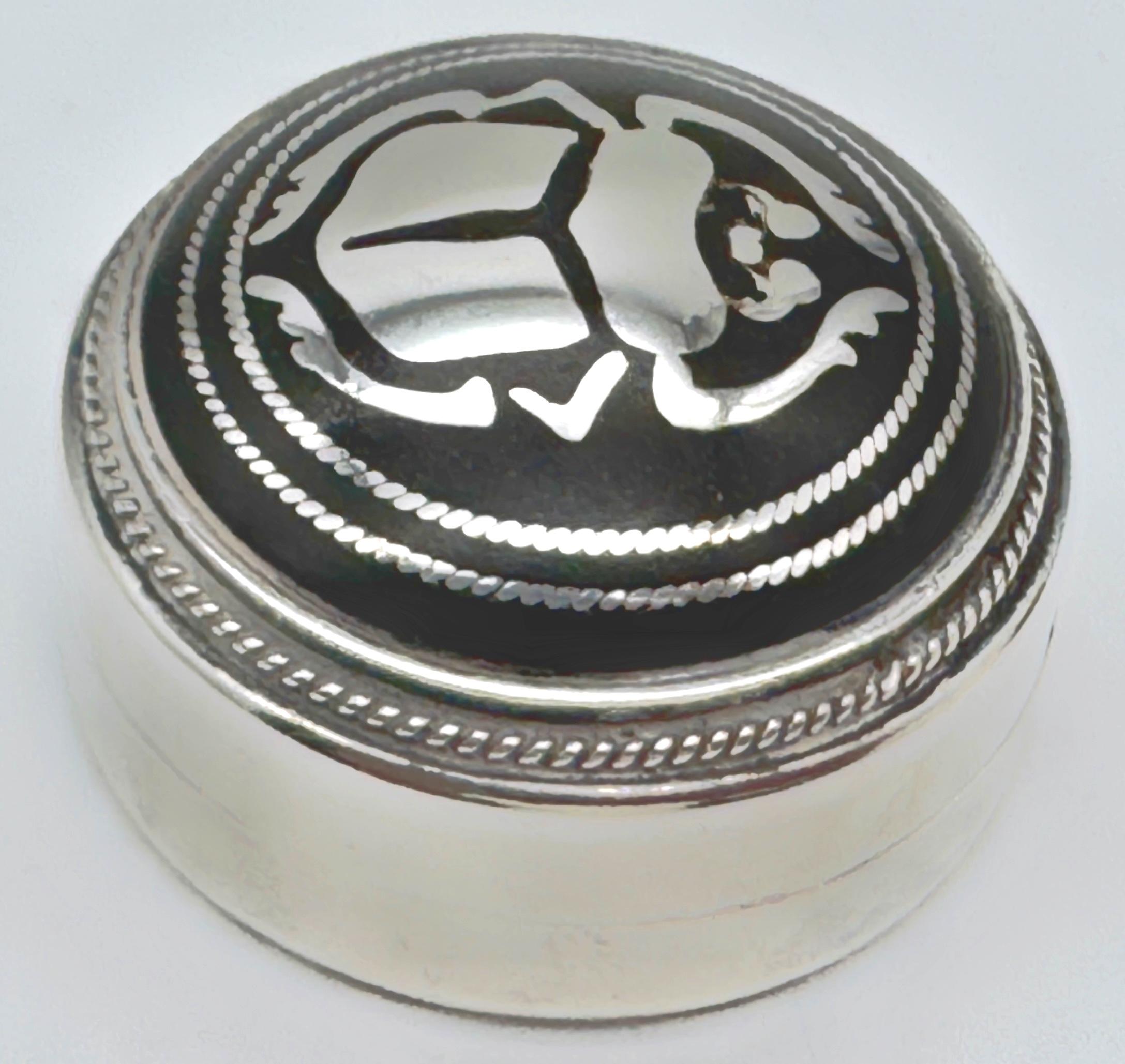 Pillendose mit Skarabäus-Motiv aus ägyptischem Silber und Niello-Emaille, Mitte 20. (Ägyptisch) im Angebot