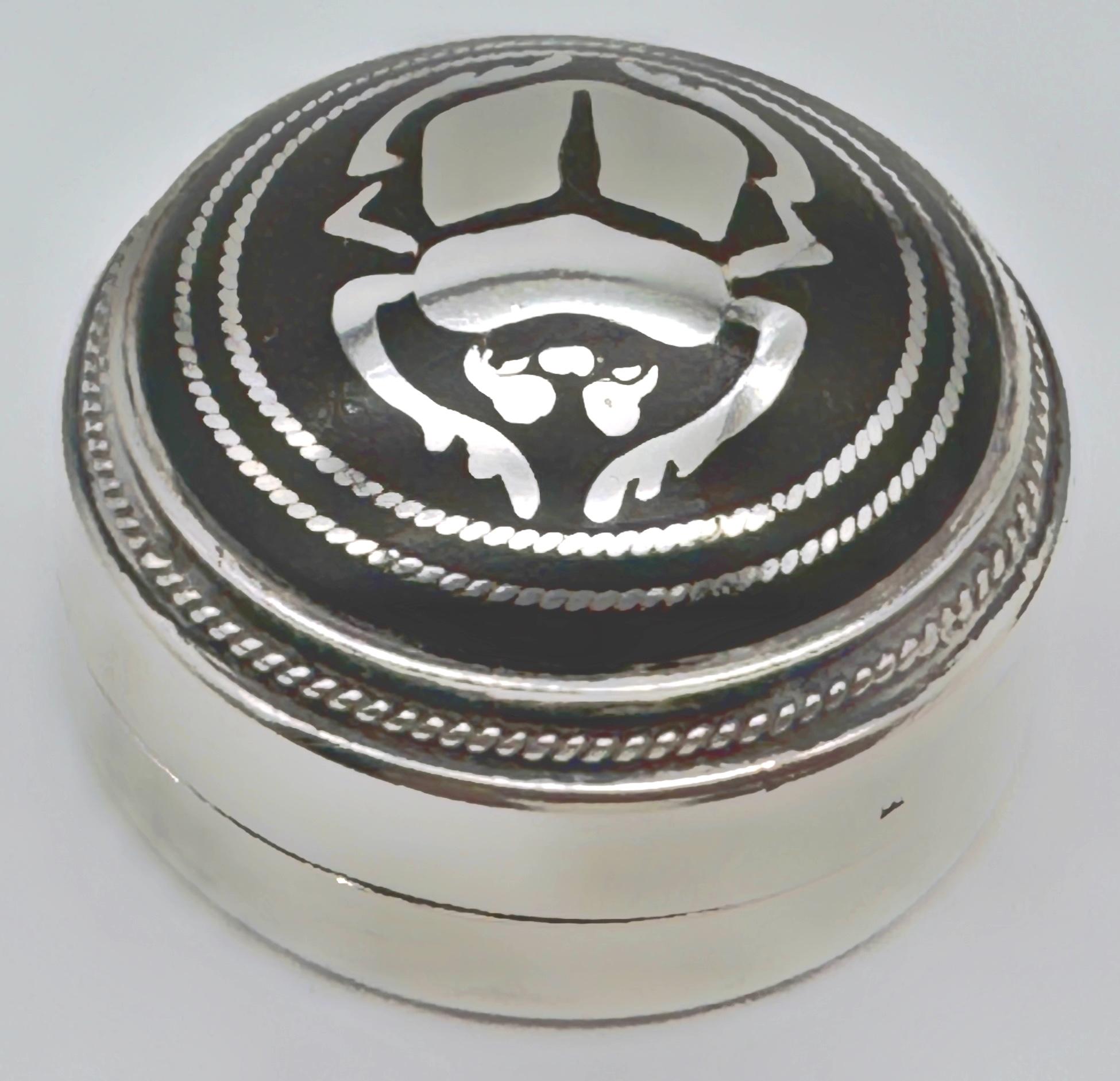Pillendose mit Skarabäus-Motiv aus ägyptischem Silber und Niello-Emaille, Mitte 20. im Zustand „Gut“ im Angebot in West Palm Beach, FL