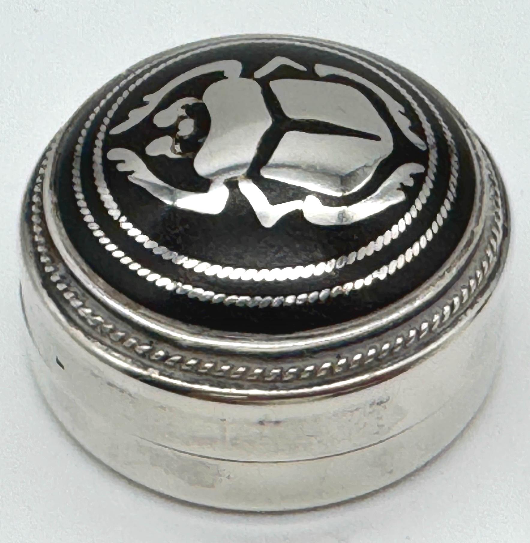 Pillendose mit Skarabäus-Motiv aus ägyptischem Silber und Niello-Emaille, Mitte 20. (20. Jahrhundert) im Angebot