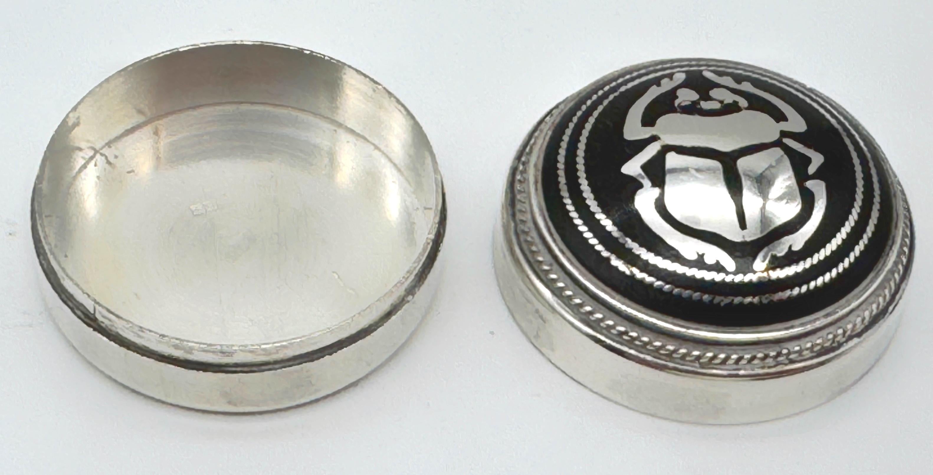 Pillendose mit Skarabäus-Motiv aus ägyptischem Silber und Niello-Emaille, Mitte 20. (Sterlingsilber) im Angebot