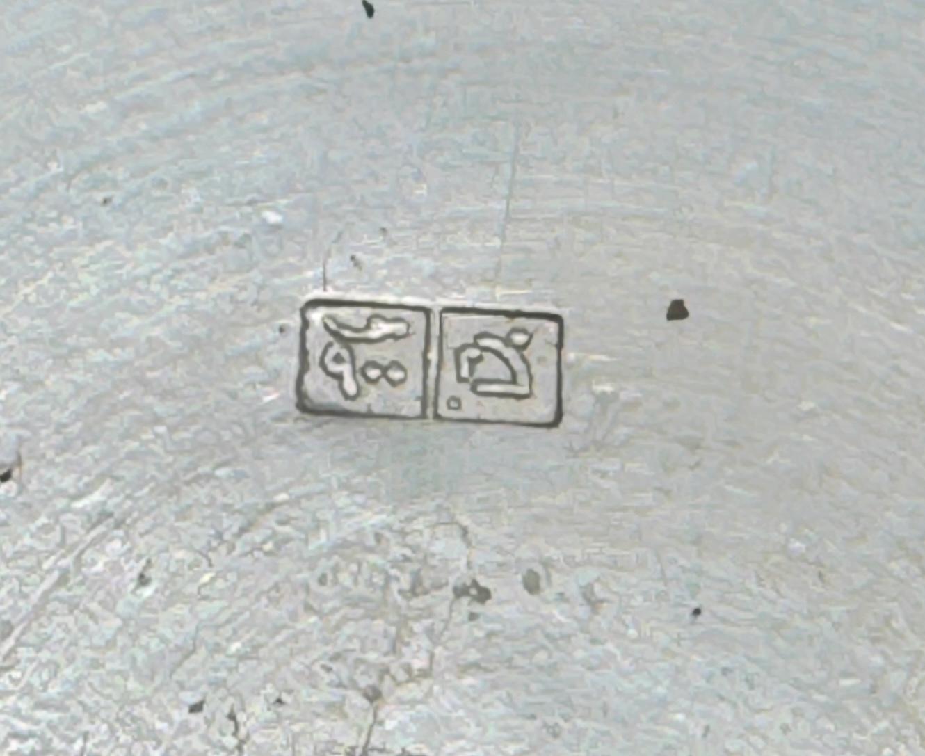 Pillendose mit Skarabäus-Motiv aus ägyptischem Silber und Niello-Emaille, Mitte 20. im Angebot 1