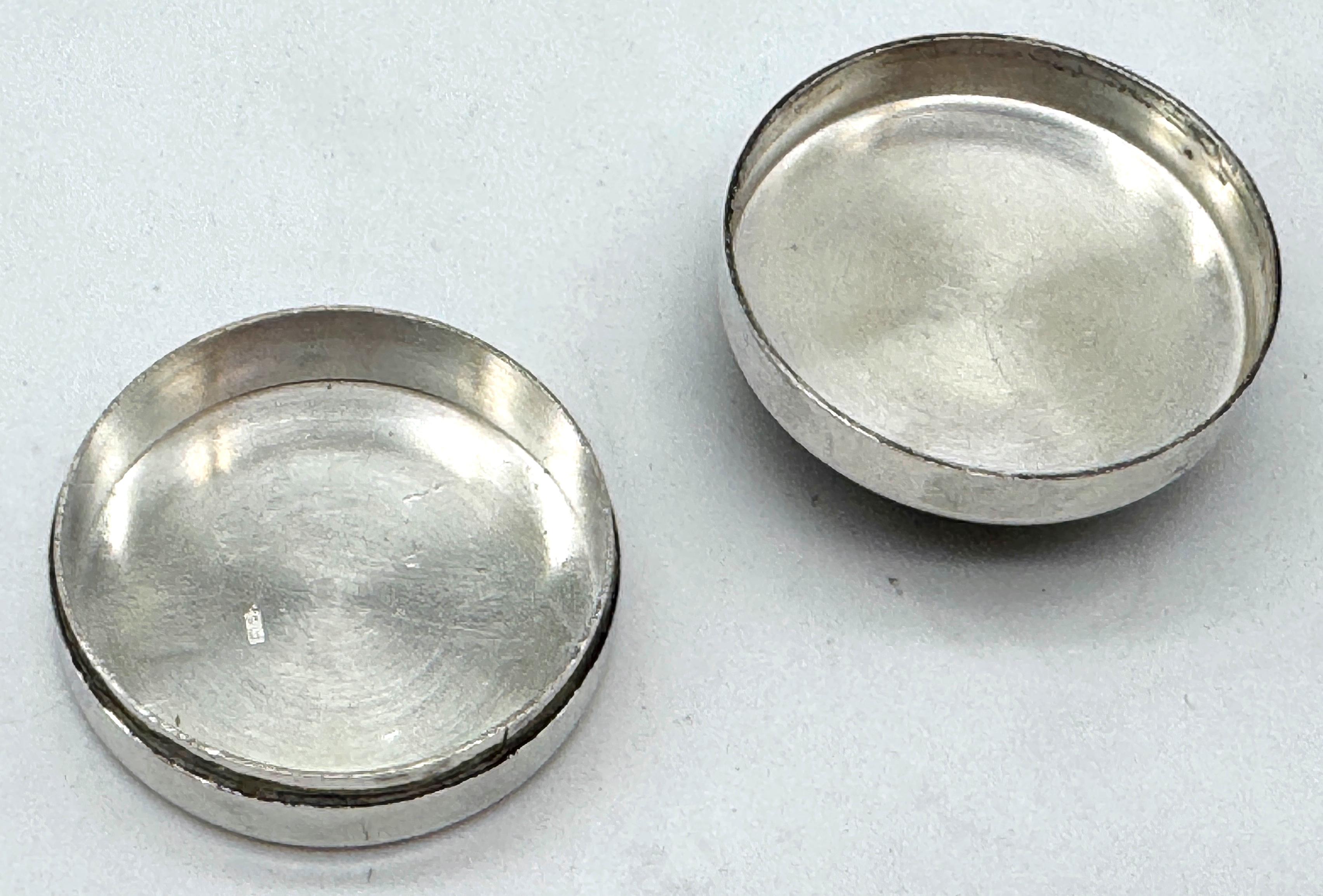 Pillendose mit Skarabäus-Motiv aus ägyptischem Silber und Niello-Emaille, Mitte 20. im Angebot 2