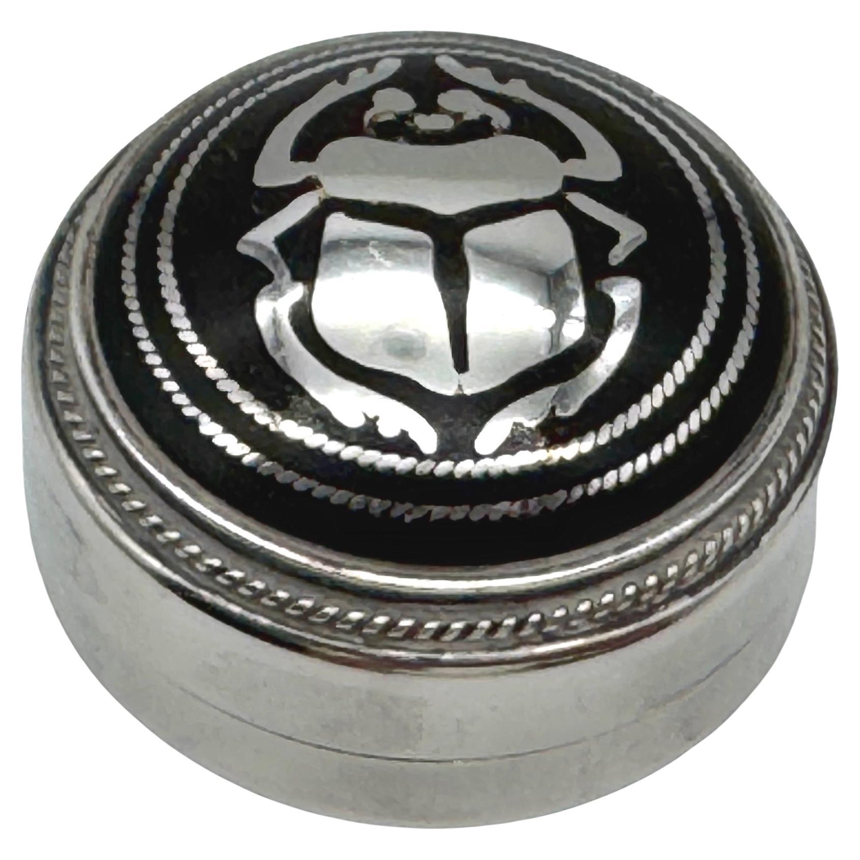 Pillendose mit Skarabäus-Motiv aus ägyptischem Silber und Niello-Emaille, Mitte 20. im Angebot
