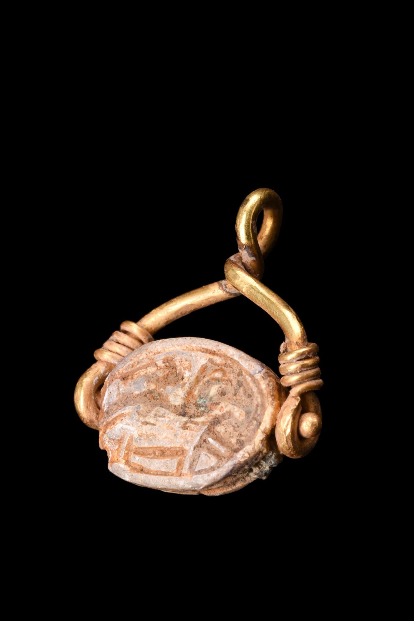 Ein ägyptischer Skarabäus aus Steatit mit eingeritzten Merkmalen und Hieroglyphen auf der Rückseite. Die vordere Anatomie zeigt einen detaillierten Kopf und einen Clypeus mit eingeschnittenen linearen Verzierungen, die den Prothorax und die Elytren