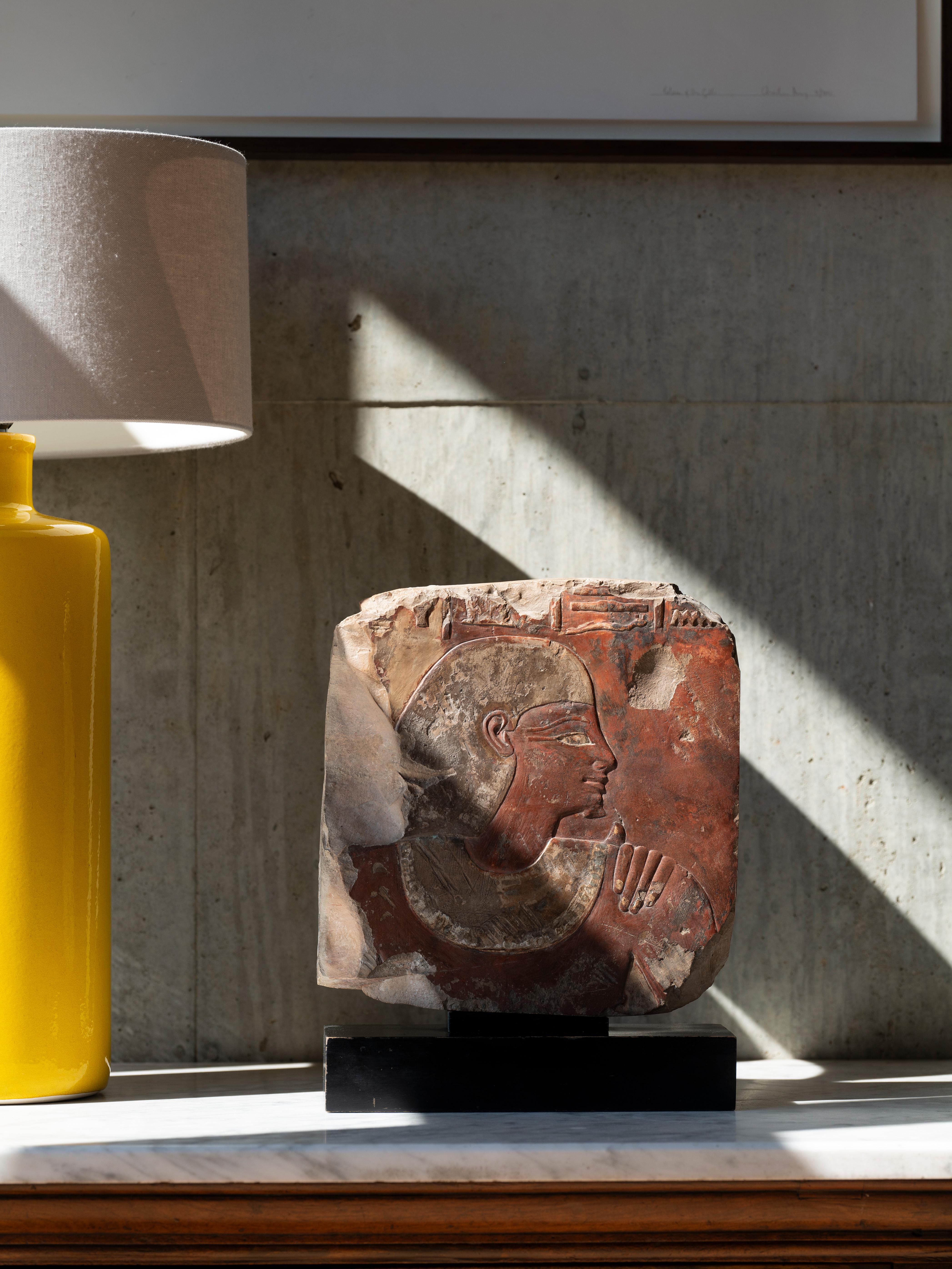 Questo rilievo in pietra calcarea dipinta è uno squisito esempio di scultura a rilievo del Nuovo Regno, risalente all'apogeo della produzione artistica egizia. Scolpita in rilievo - una tecnica ad alta intensità di lavoro indicativa di una
