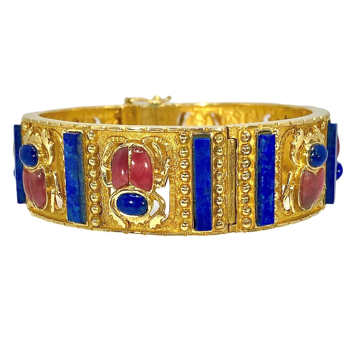Taille cabochon Bracelet scarabée de style égyptien en or jaune 18 carats, lapis-lazuli et rhodonite en vente