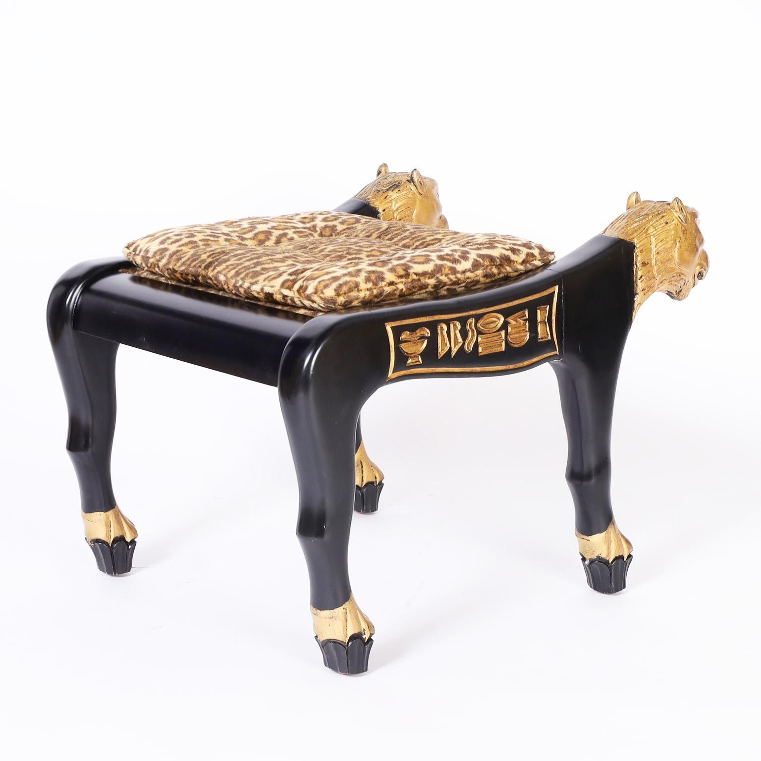 Sculpté à la main Banc ou siège de style égyptien avec têtes de chat en vente