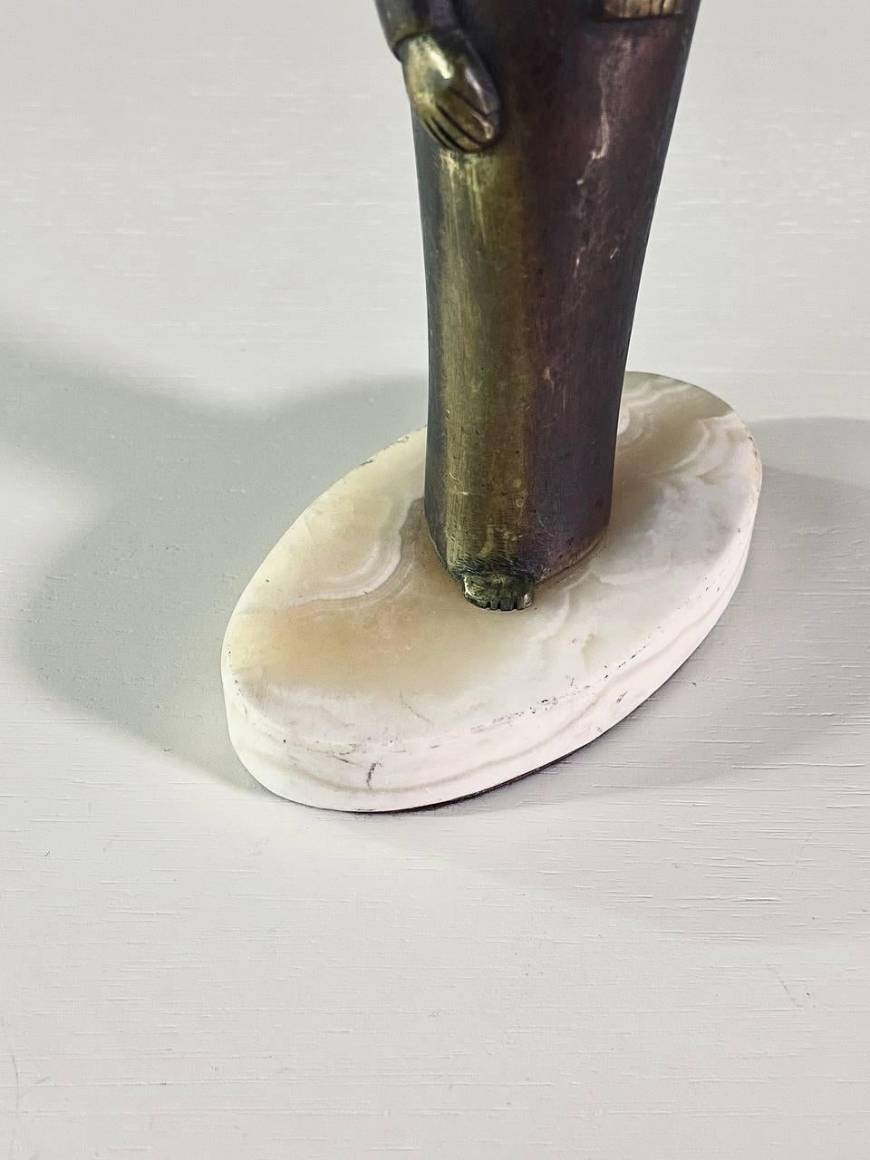 Inizio XX secolo Scultura figurativa in ottone e marmo in stile egiziano in vendita