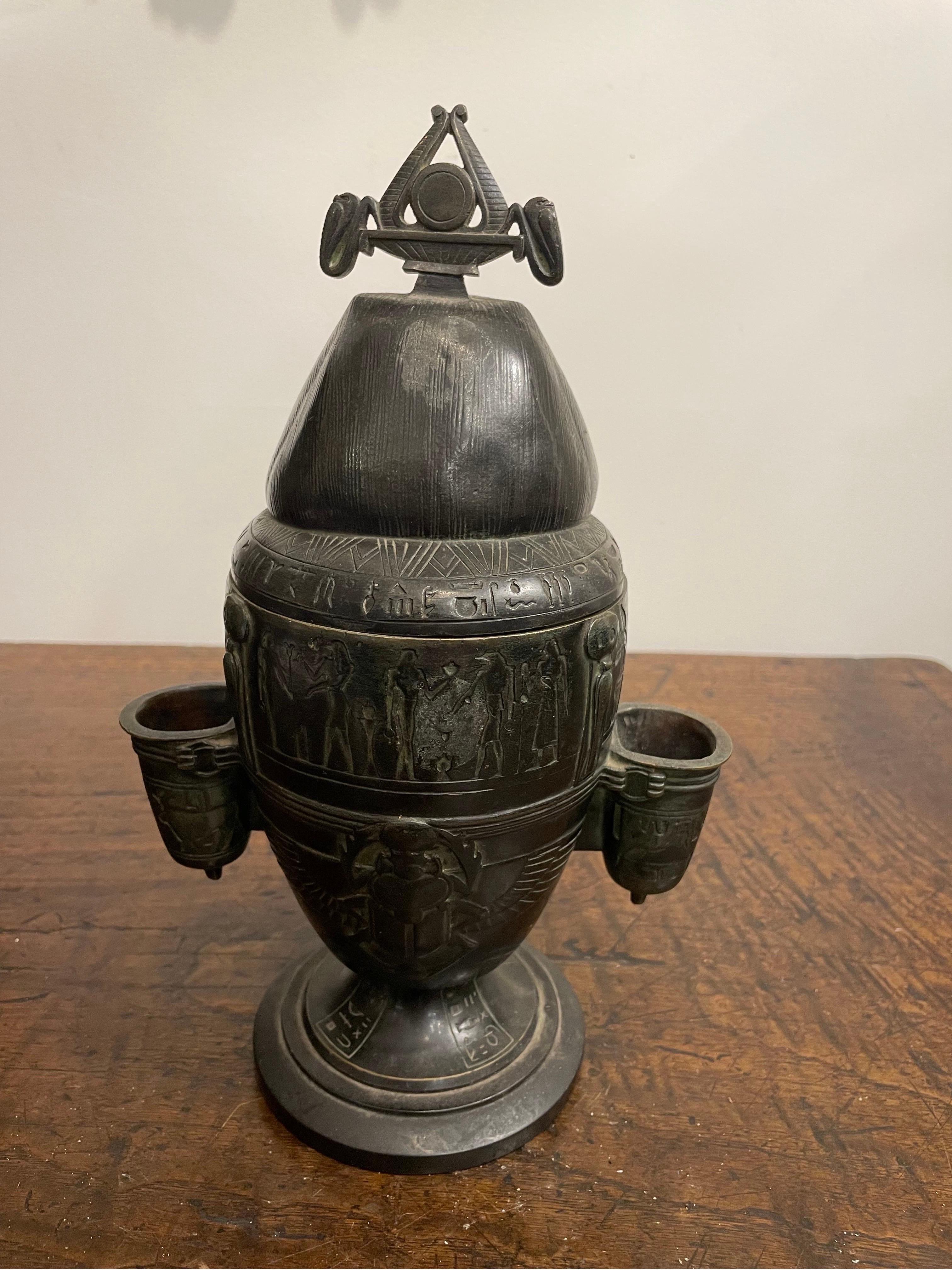 Egizio Vaso di bronzo in stile egiziano con coperchio, inizio XIX secolo in vendita