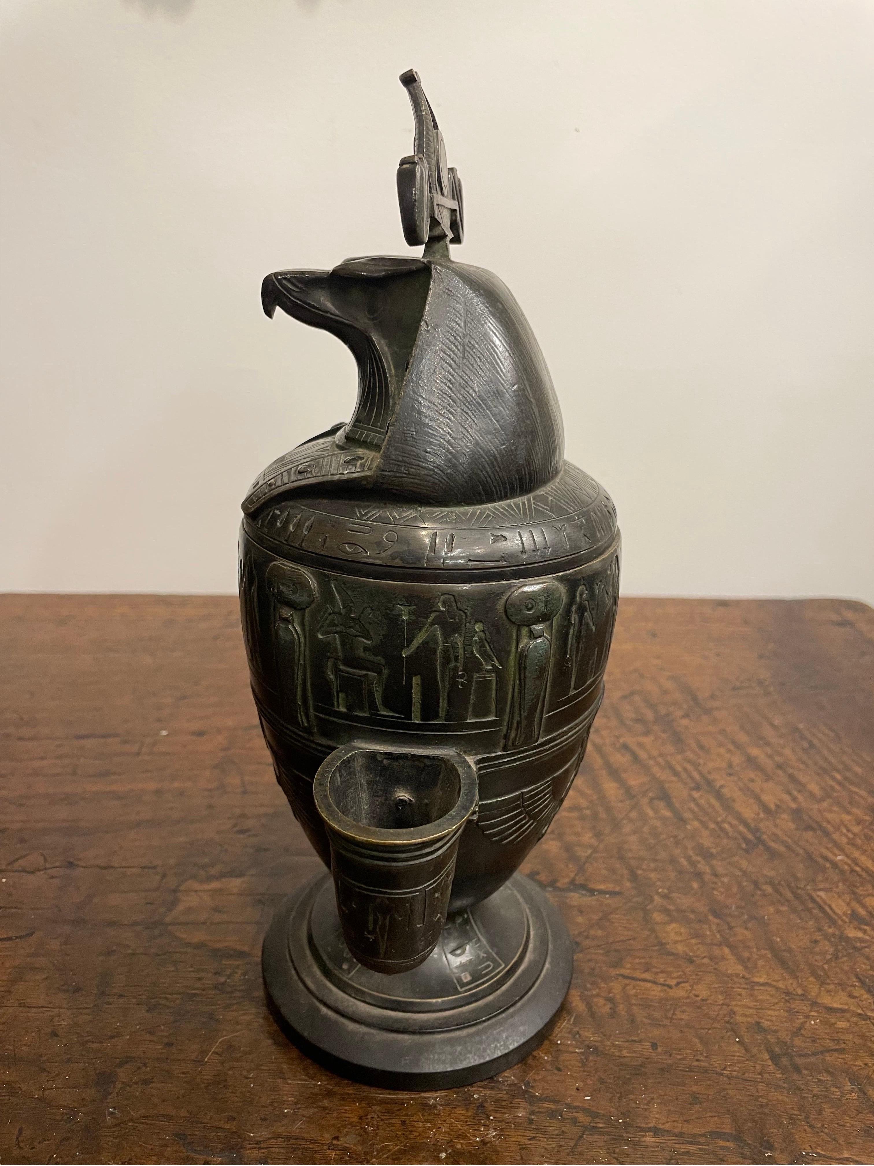 Egizio Vaso di bronzo in stile egiziano con coperchio, inizio XIX secolo in vendita