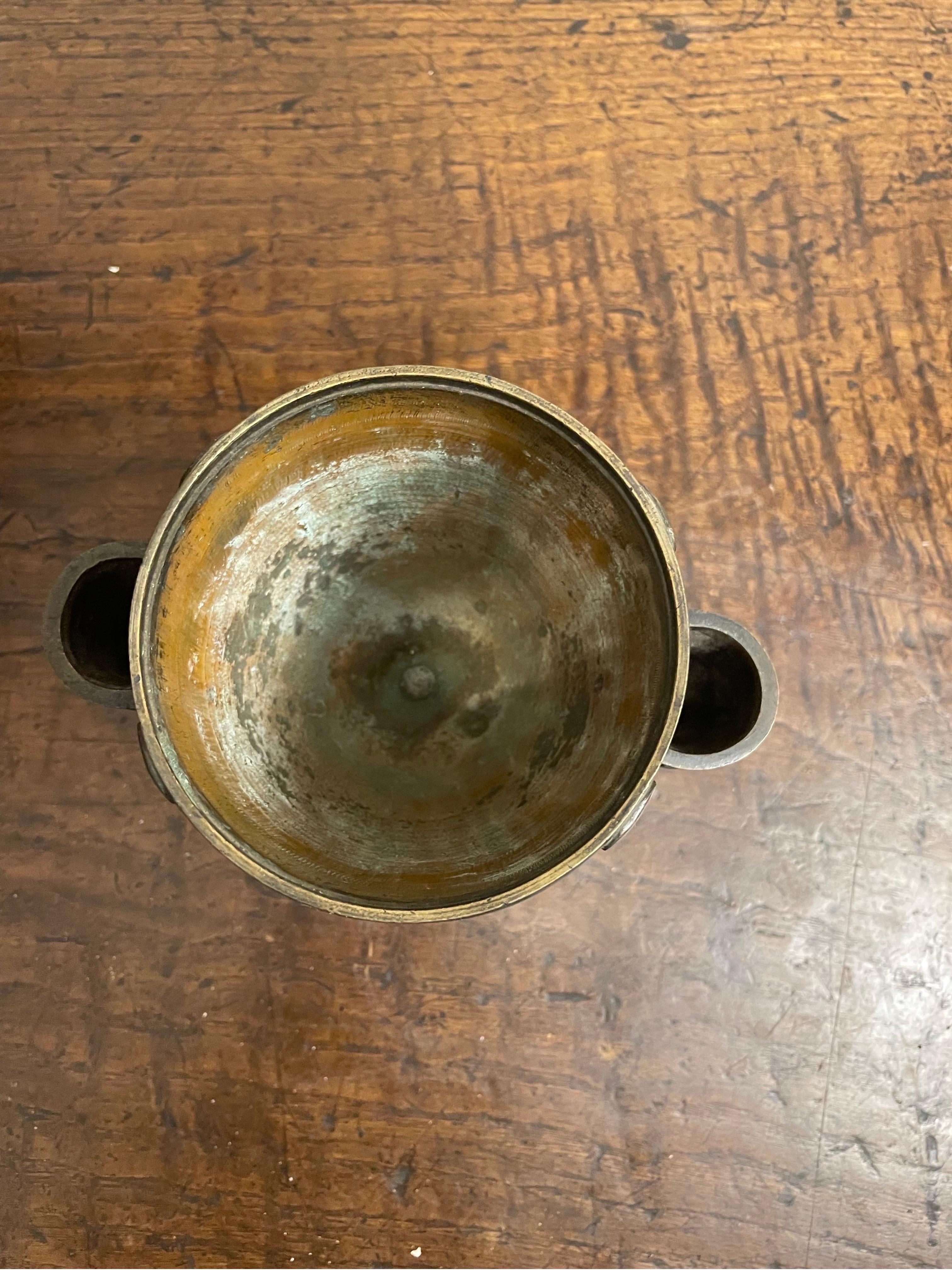 Calco Vaso di bronzo in stile egiziano con coperchio, inizio XIX secolo in vendita