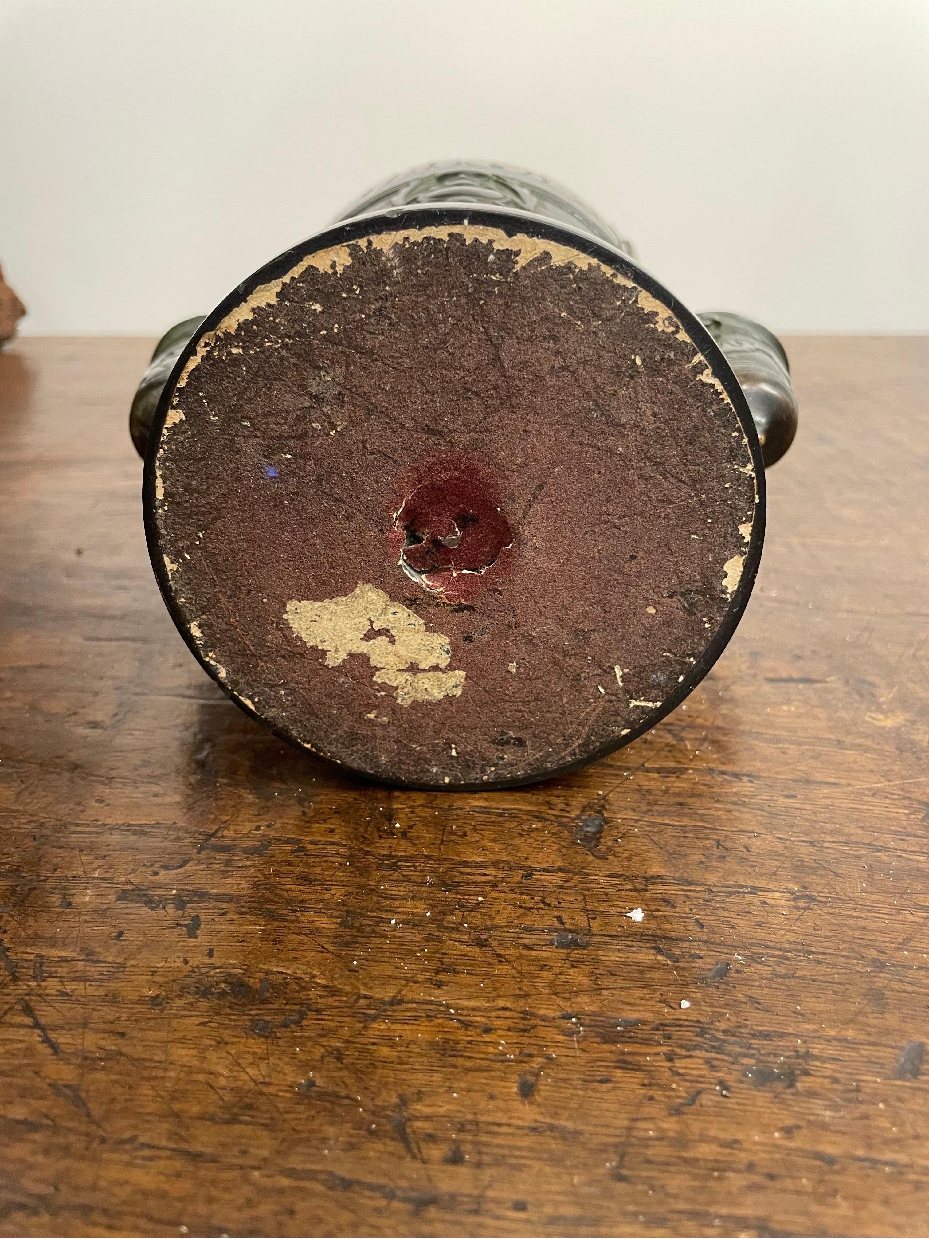 Bronzo Vaso di bronzo in stile egiziano con coperchio, inizio XIX secolo in vendita