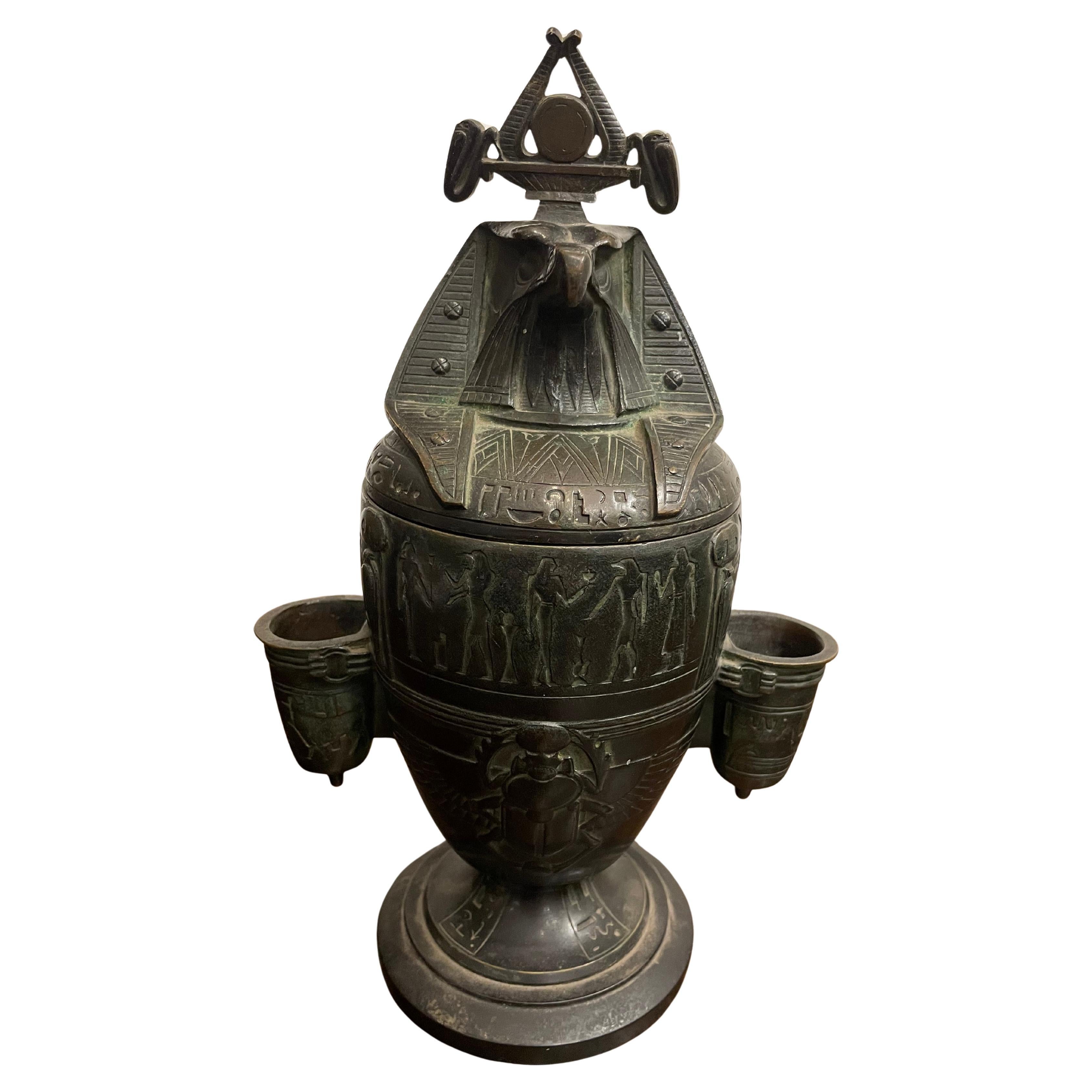 Vaso di bronzo in stile egiziano con coperchio, inizio XIX secolo in vendita