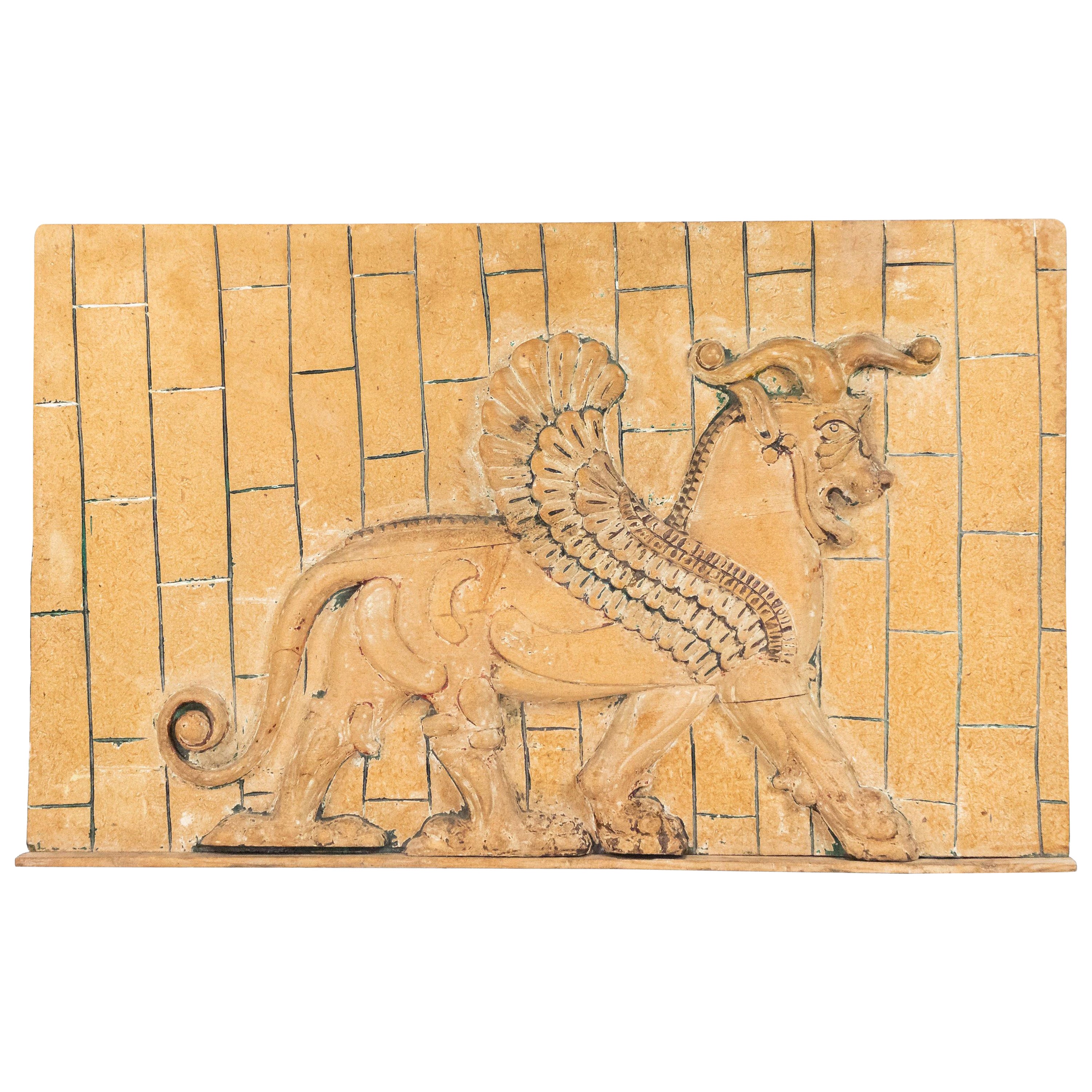 Placca da parete in legno intagliato in stile egiziano raffigurante un toro alato