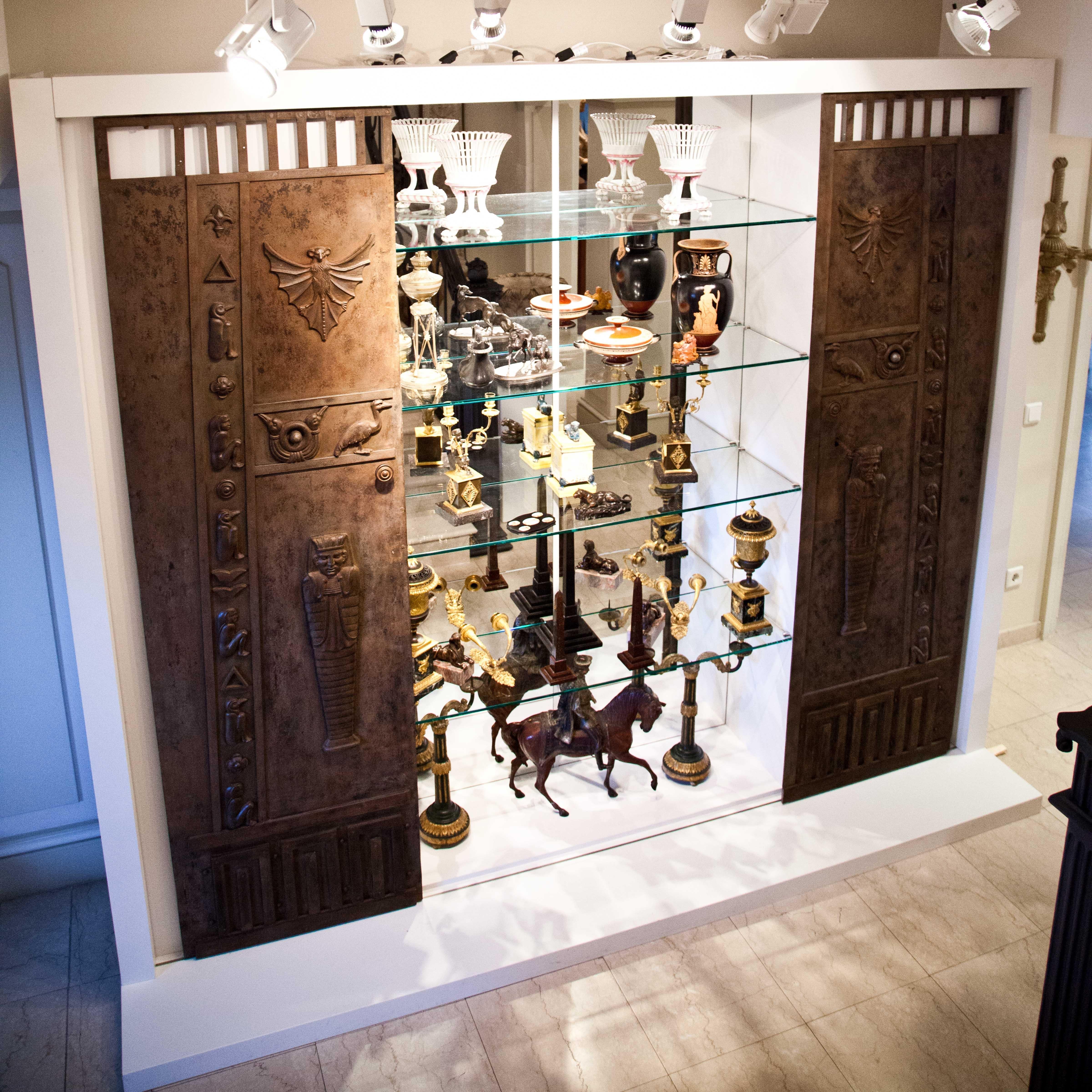 Egyptian Style Iron Doors, circa 1800 In Good Condition For Sale In Greding, DE