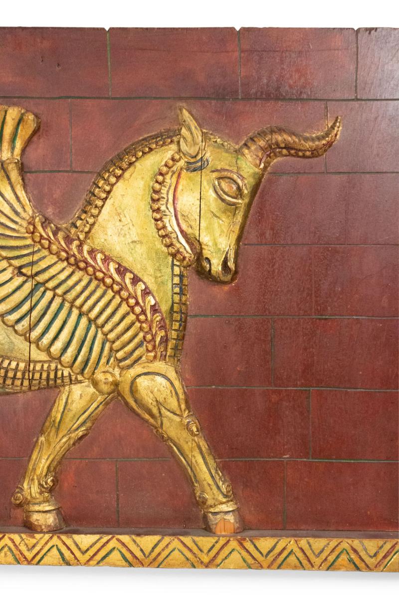 Plaque murale de style égyptien (20e siècle) peinte en rouge et or avec un taureau ailé.

Condit : Bon ; Usures dues à l'âge et à l'utilisation