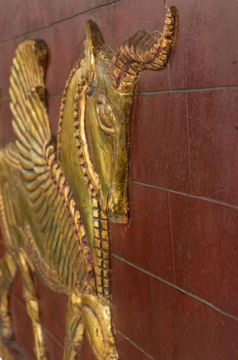Inconnu Plaque murale peinte et sculptée de style égyptien en vente