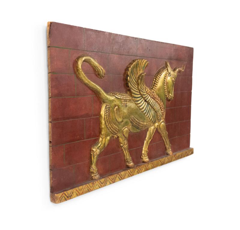 Peint à la main Plaque murale peinte et sculptée de style égyptien en vente