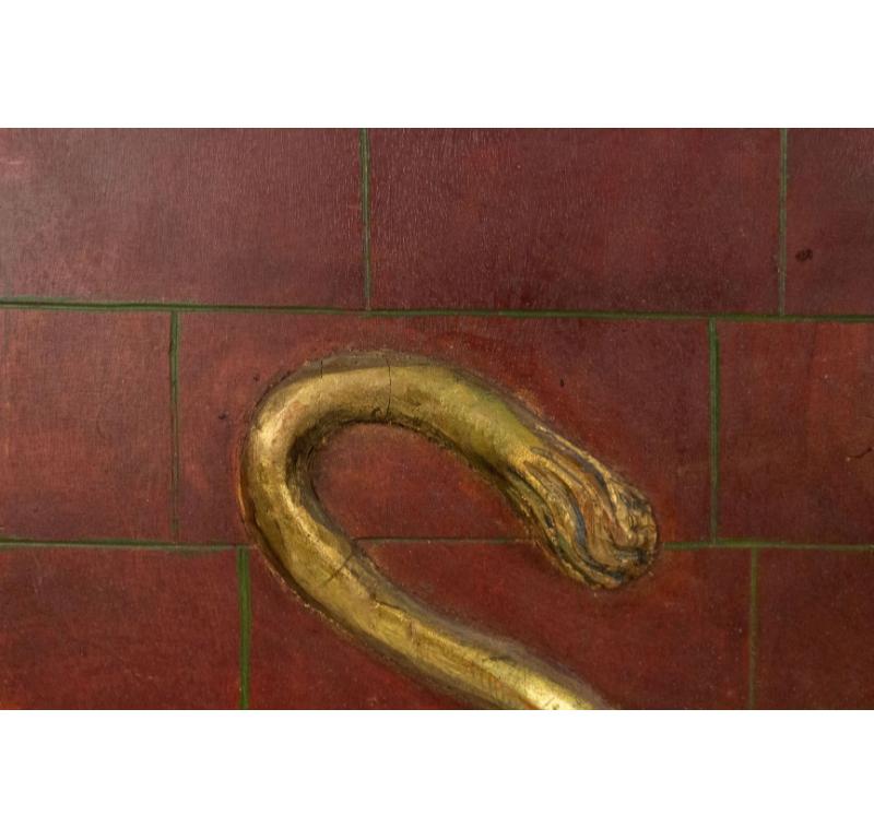 Plaque murale peinte et sculptée de style égyptien Bon état - En vente à Queens, NY