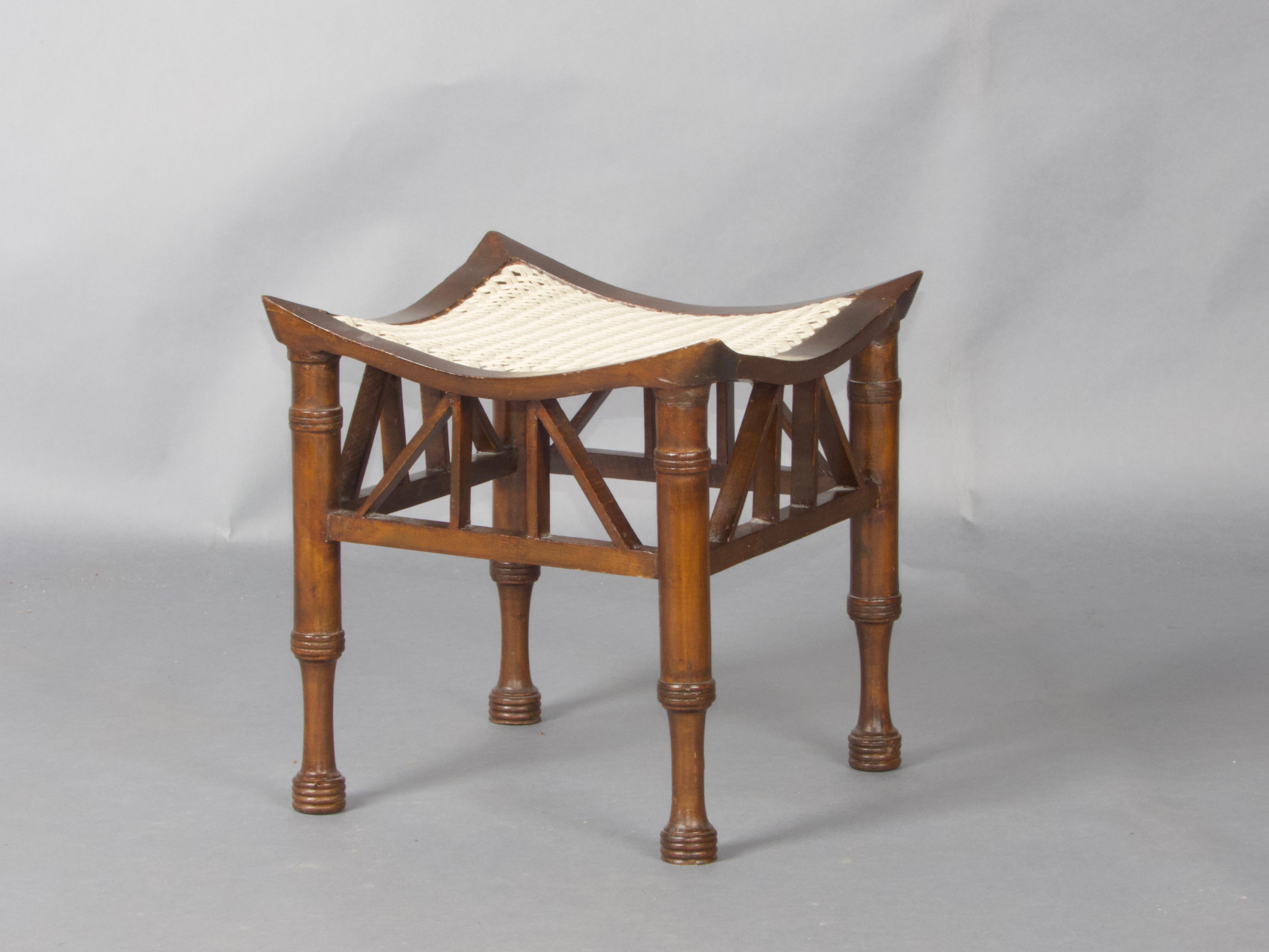 Hocker im ägyptischen Stil 