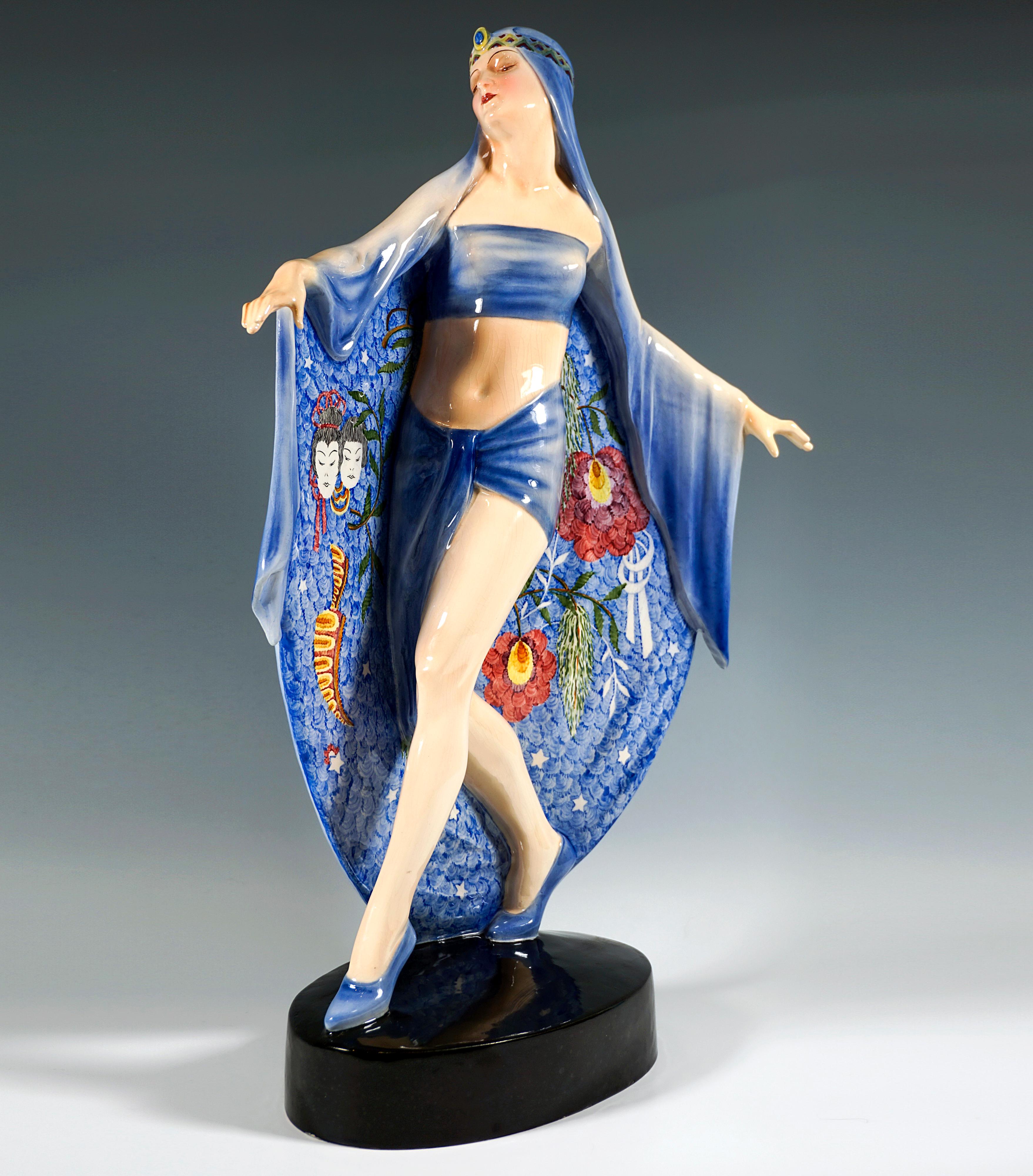 Eccellente statuetta di Marcell Goldscheider degli anni '30:
Ballerina sognante che cammina in un costume da harem, con i capelli coperti da un grande foulard, tenuto fermo da un cerchietto con una pietra preziosa, il foulard che copre la schiena