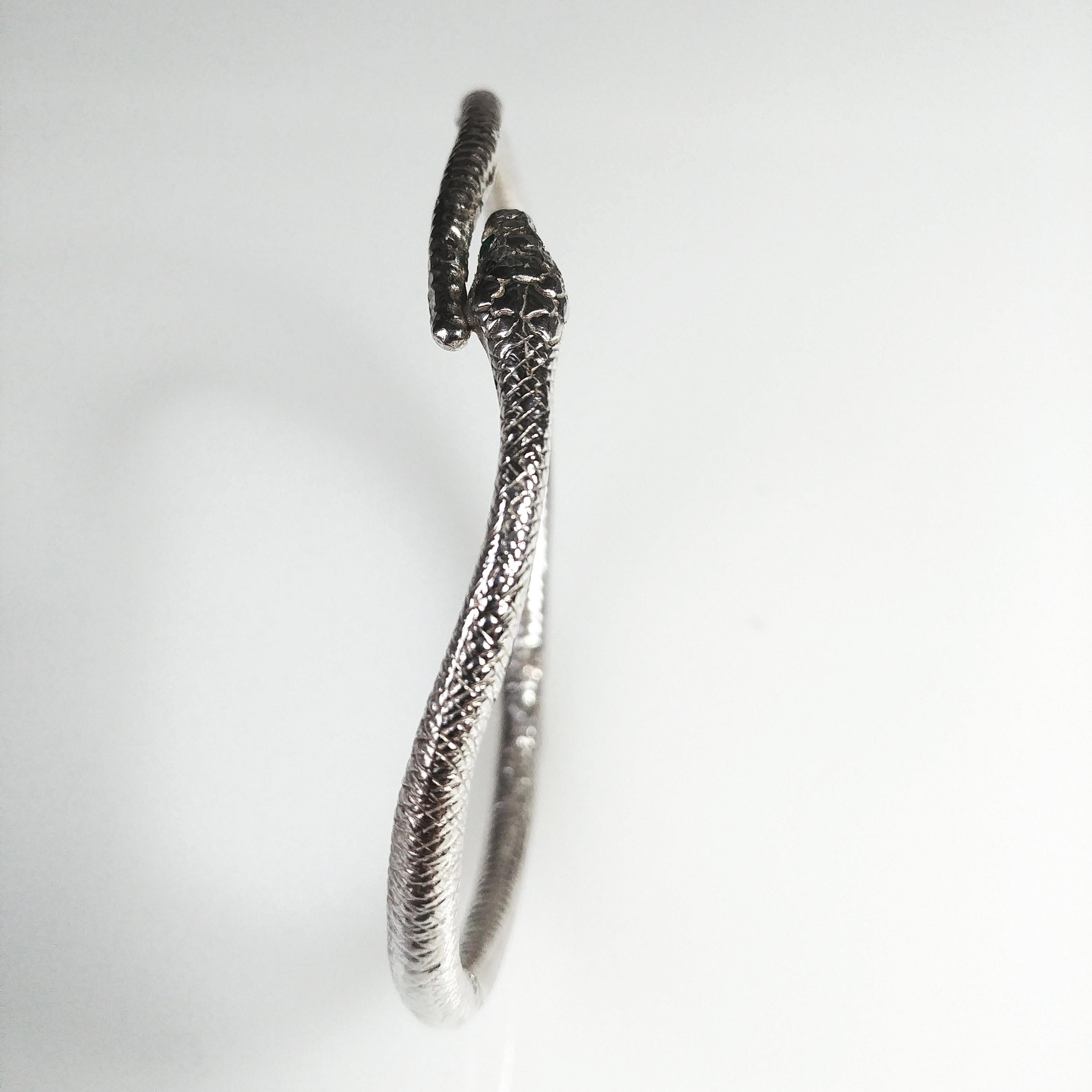 Ägyptisches Wadjet-Schlangenarmband aus Sterlingsilber mit Smaragdaugen (Byzantinisch) im Angebot