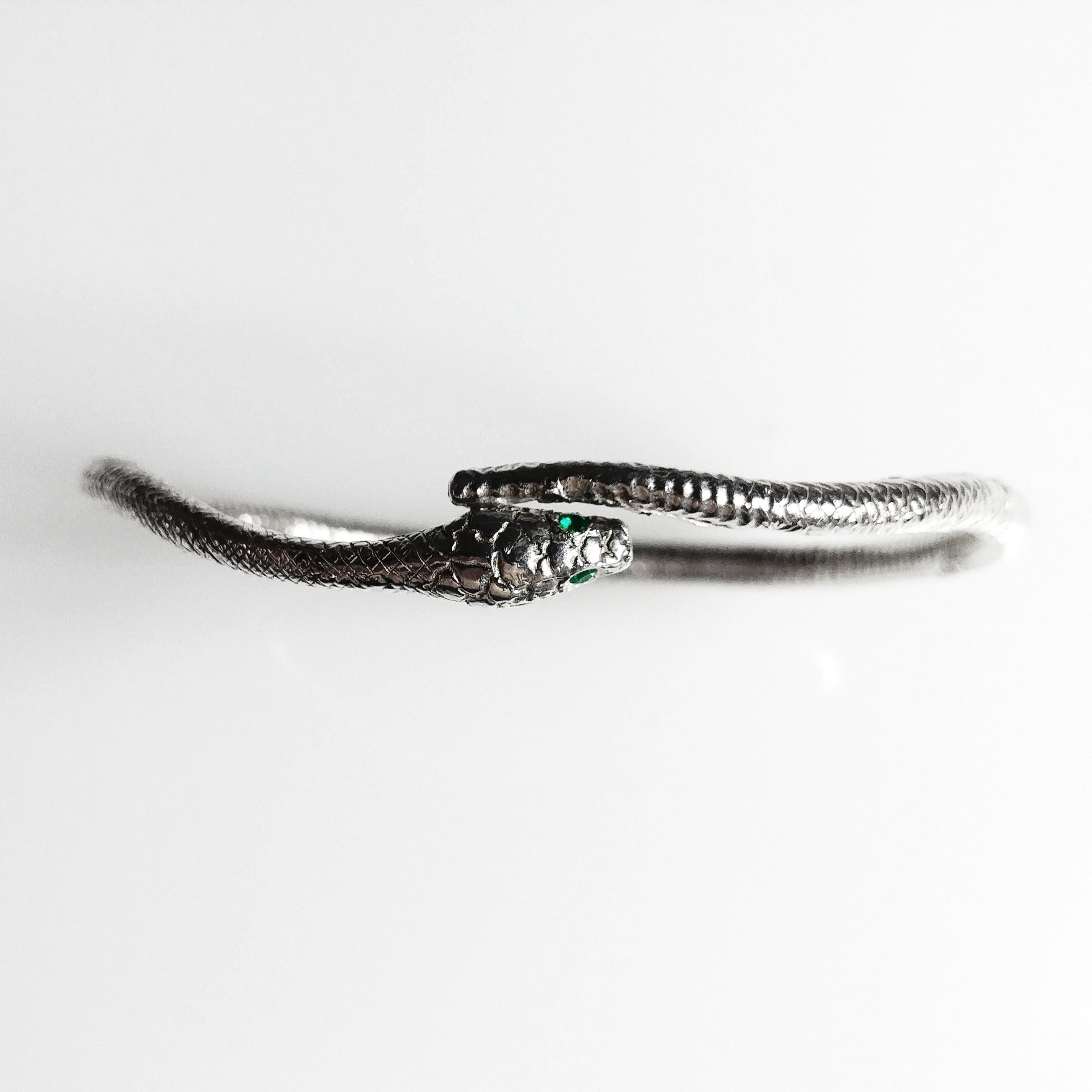 Taille ronde Bracelet serpent égyptien Wadjet en argent sterling avec yeux d'émeraude en vente