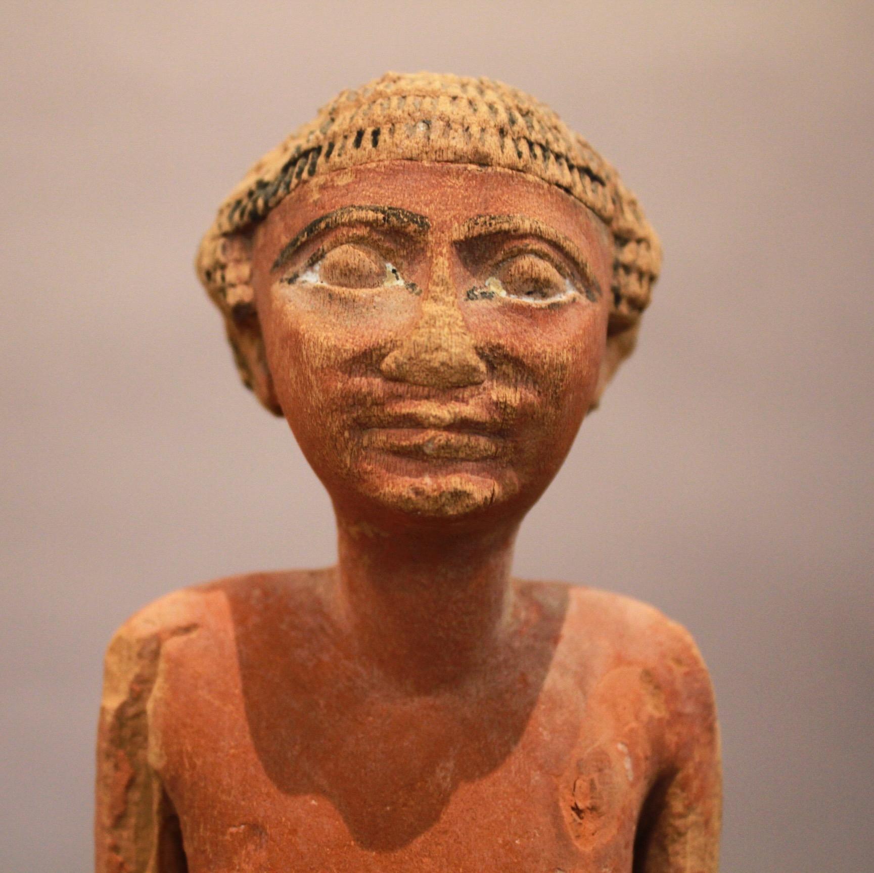 Egyptian woman statue in wood, Middle Kingdom, XI - XII dynasties In Fair Condition For Sale In Paris, FR