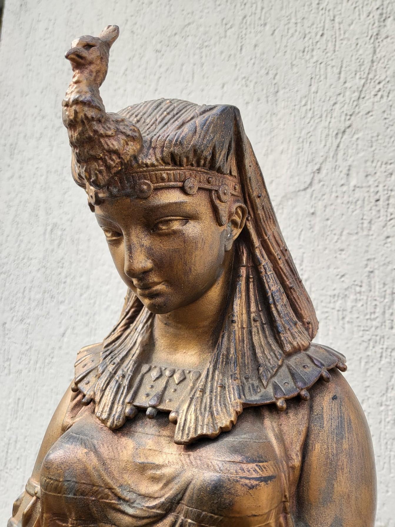 Femme égyptienne  Avec urne orientaliste, signée, fin du 19ème siècle en vente 2