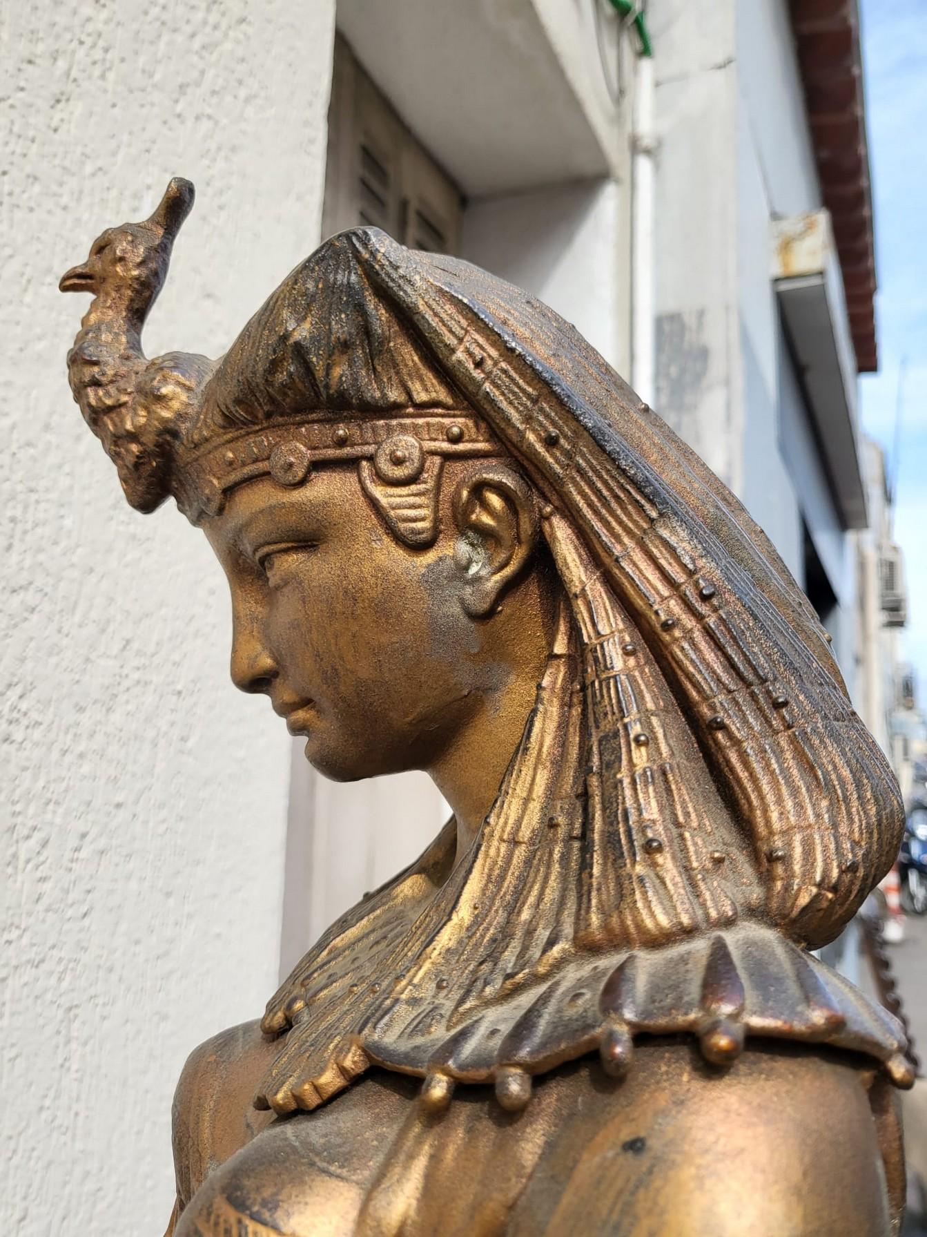 Femme égyptienne  Avec urne orientaliste, signée, fin du 19ème siècle en vente 7