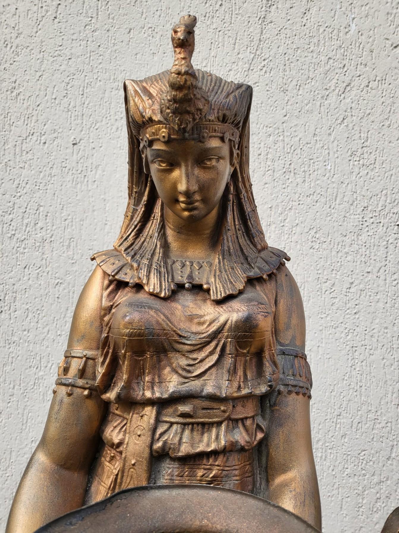 Femme égyptienne  Avec urne orientaliste, signée, fin du 19ème siècle en vente 1