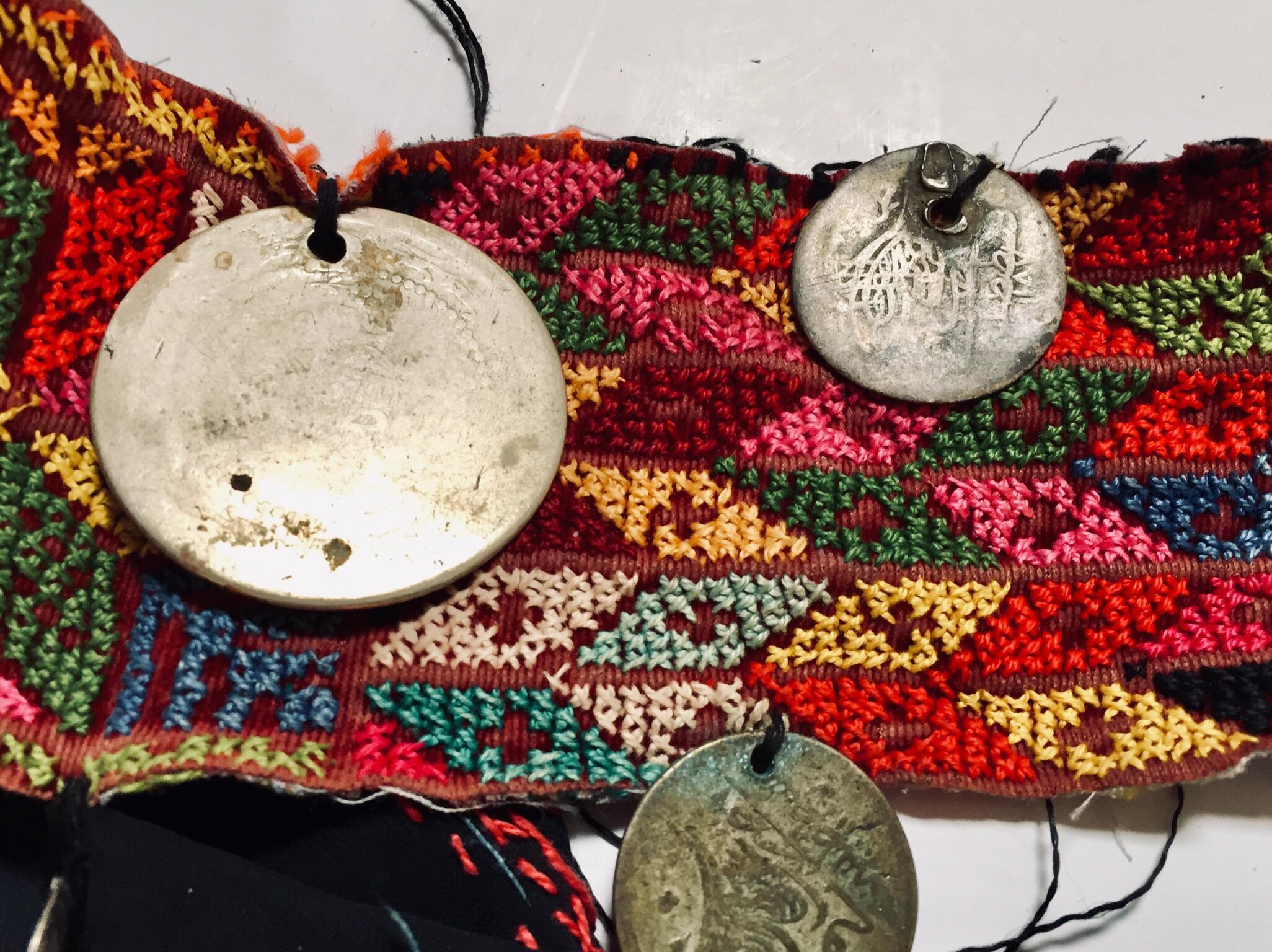 Palestinianische Frauen Gesichtsschleife Bedouin, Sinai Bedouin Wüstengewand im Zustand „Gut“ im Angebot in North Hollywood, CA