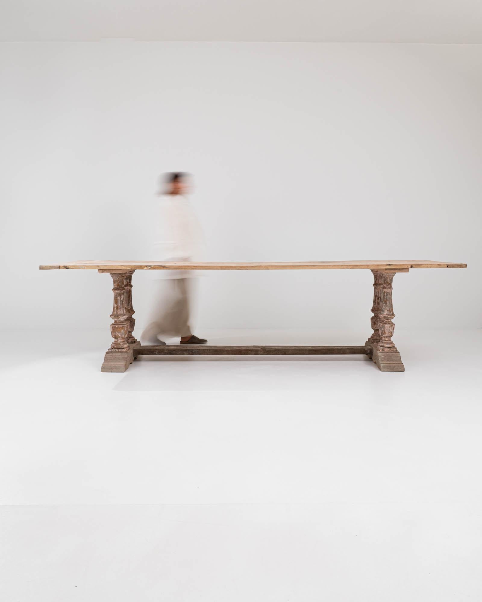 Nordafrikanischer Esstisch aus Holz (Rustikal) im Angebot