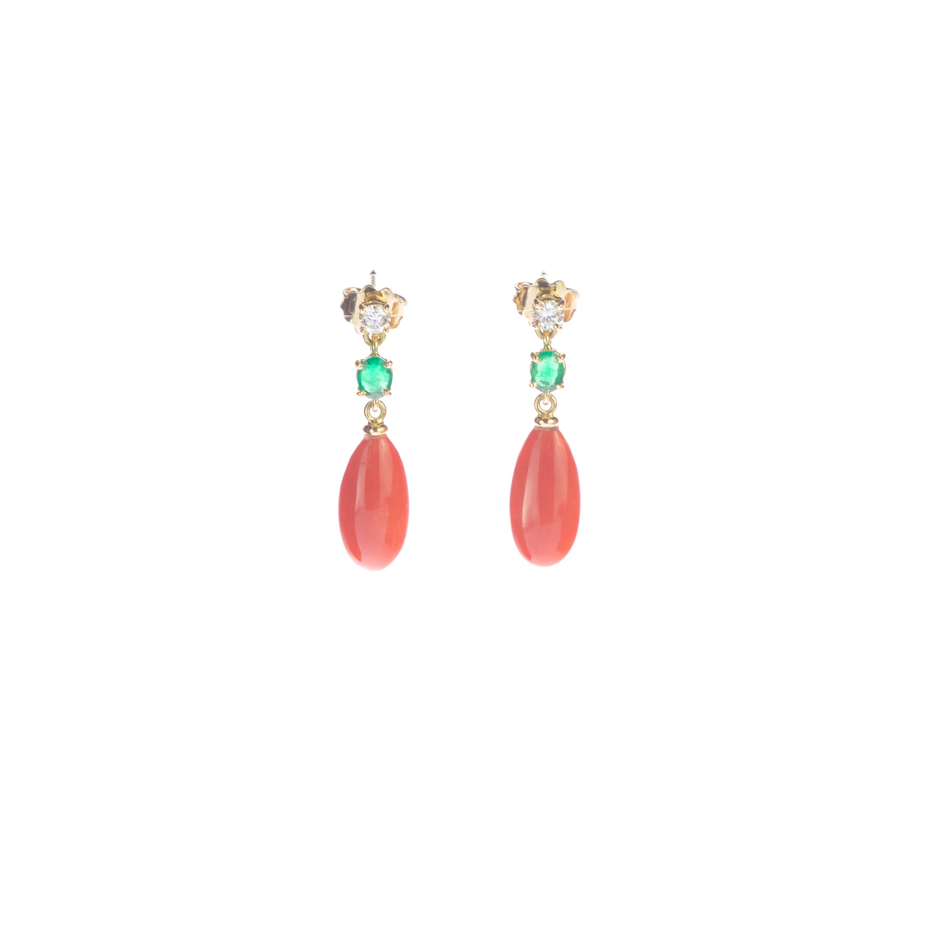 Delight yourself with a luminous handmade jewelry salmon coral earrings and precious gems. Stunning and splendid drop dangle earrings accompanied by natural diamonds and emeralds. The perfect complement for an elegant gala outfit.
 
Immerse yourself