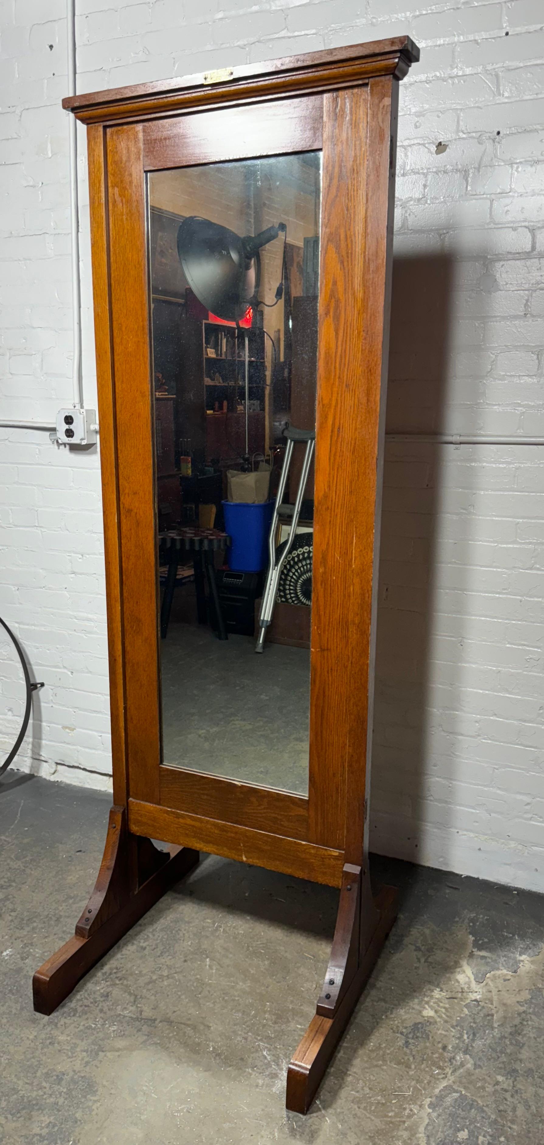 E.H.SHELDON & Co. Cadre en chêne vintage et industriel  Armoire Miroir au sol en vente 3