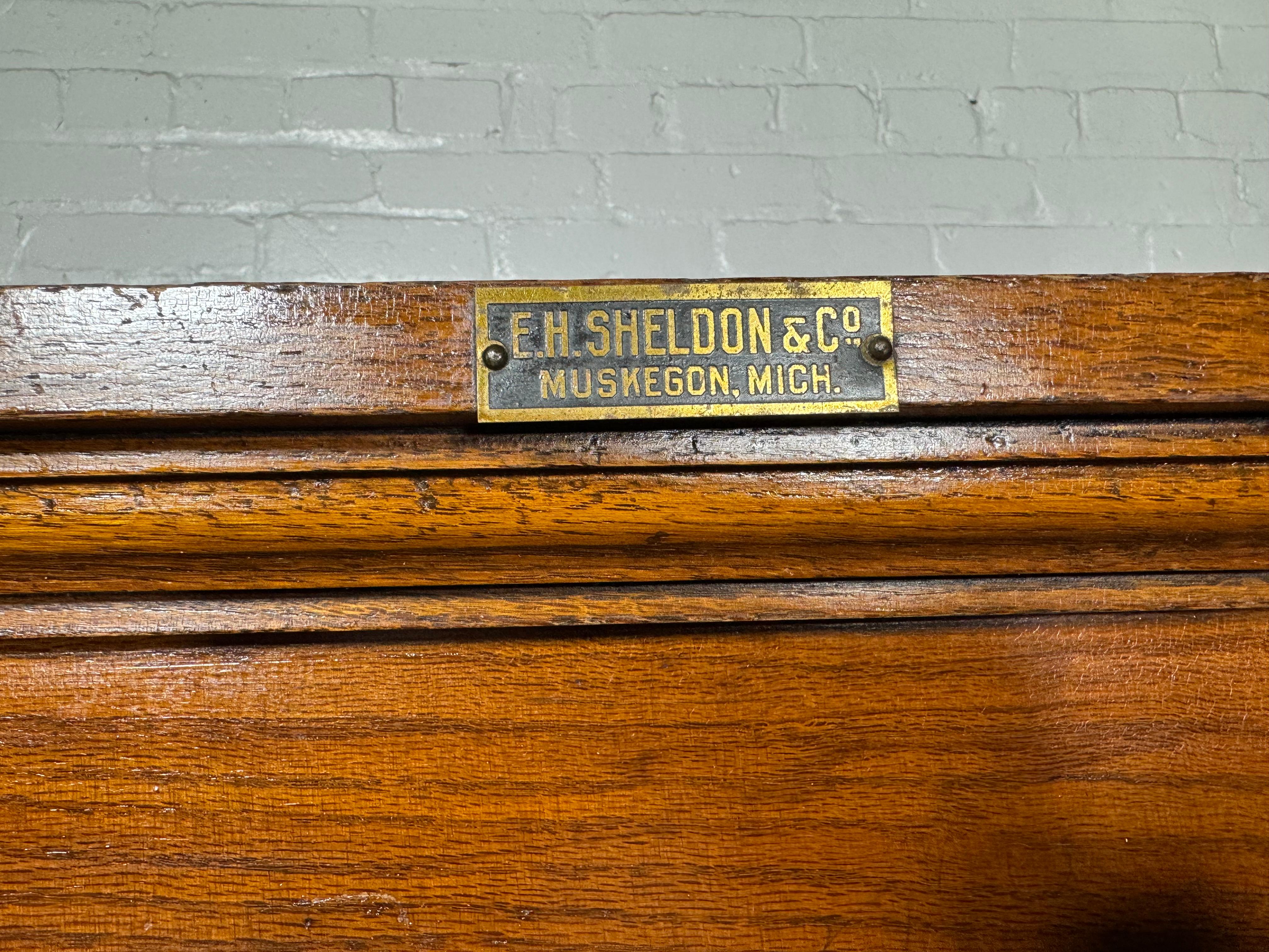 E.H.SHELDON & Co. Cadre en chêne vintage et industriel  Miroir de penderie au sol... conçu à l'origine comme un miroir à trois volets, récupéré dans un magasin de vêtements au centre-ville de Buffalo, NY. Merveilleux état d'origine, patine et