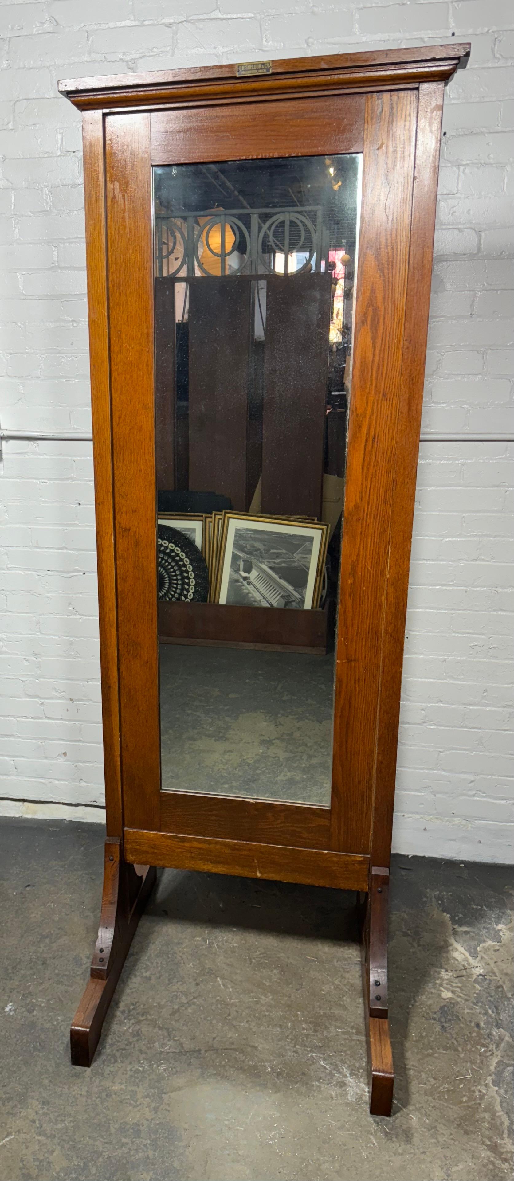 Industriel E.H.SHELDON & Co. Cadre en chêne vintage et industriel  Armoire Miroir au sol en vente