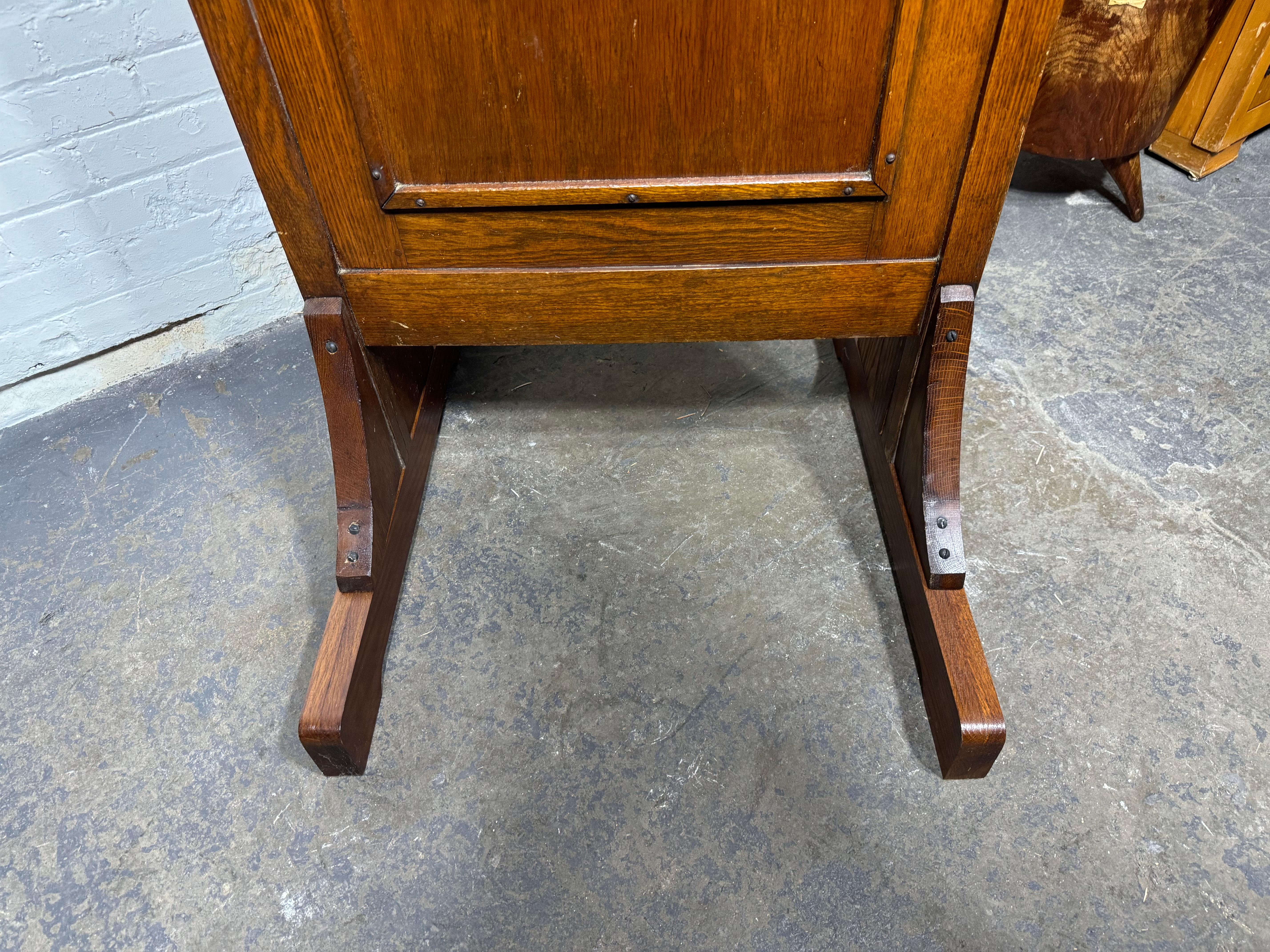 Américain E.H.SHELDON & Co. Cadre en chêne vintage et industriel  Armoire Miroir au sol en vente