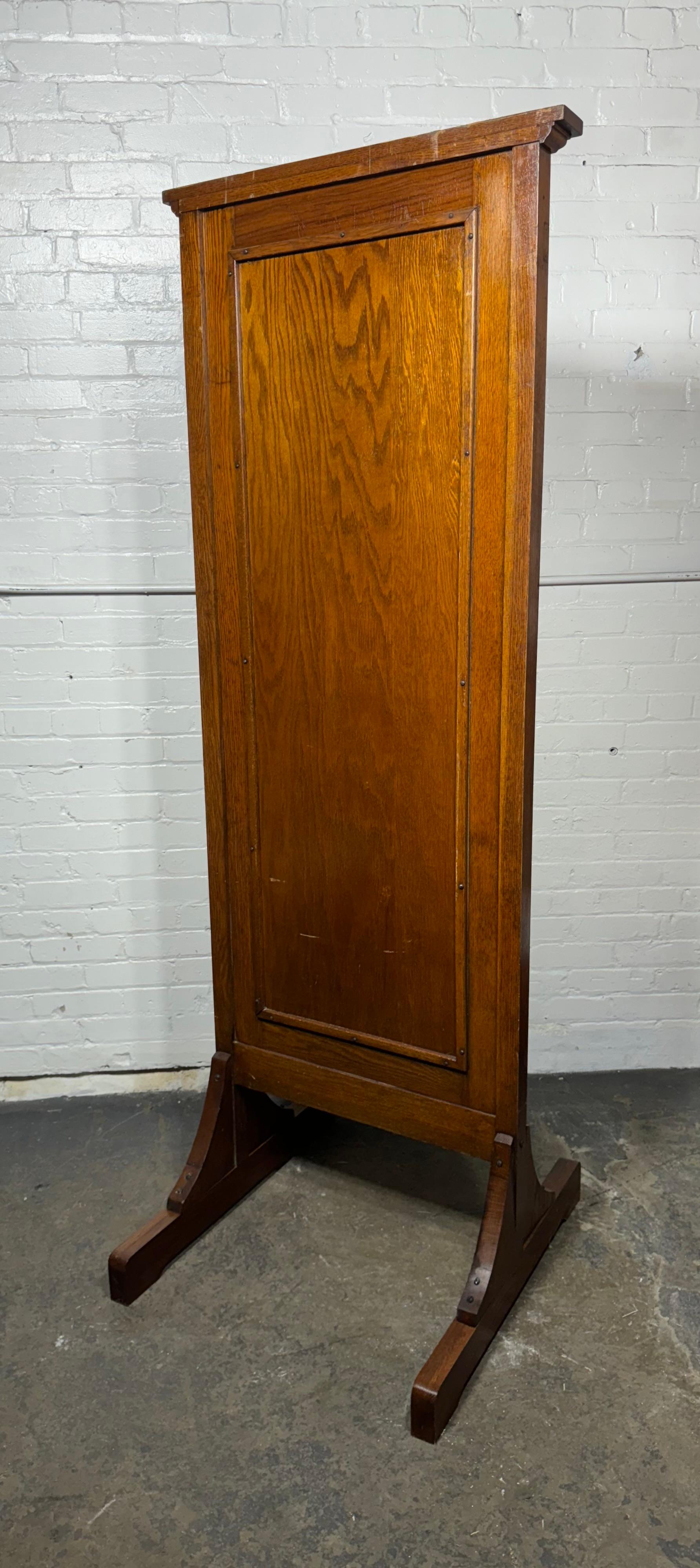 E.H.SHELDON & Co. Cadre en chêne vintage et industriel  Armoire Miroir au sol Bon état - En vente à Buffalo, NY