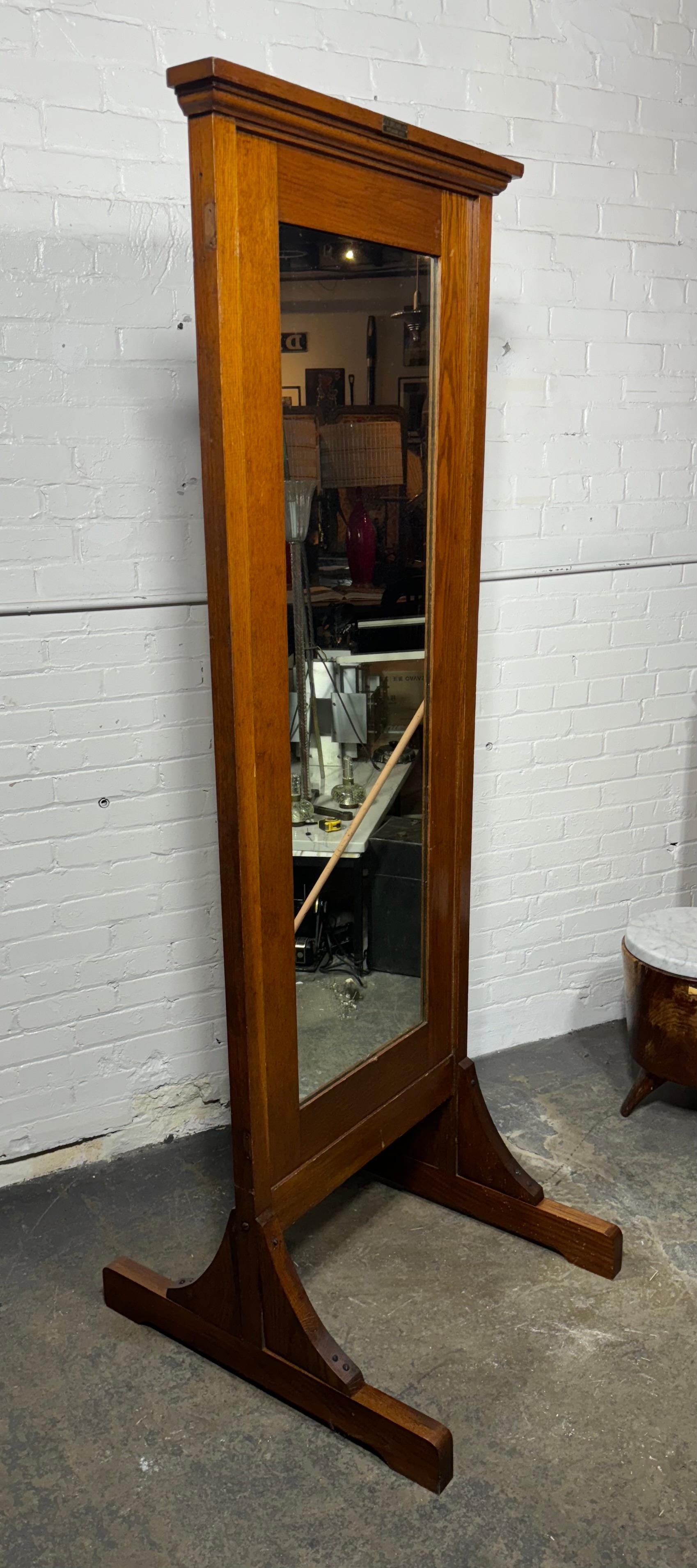 Verre E.H.SHELDON & Co. Cadre en chêne vintage et industriel  Armoire Miroir au sol en vente